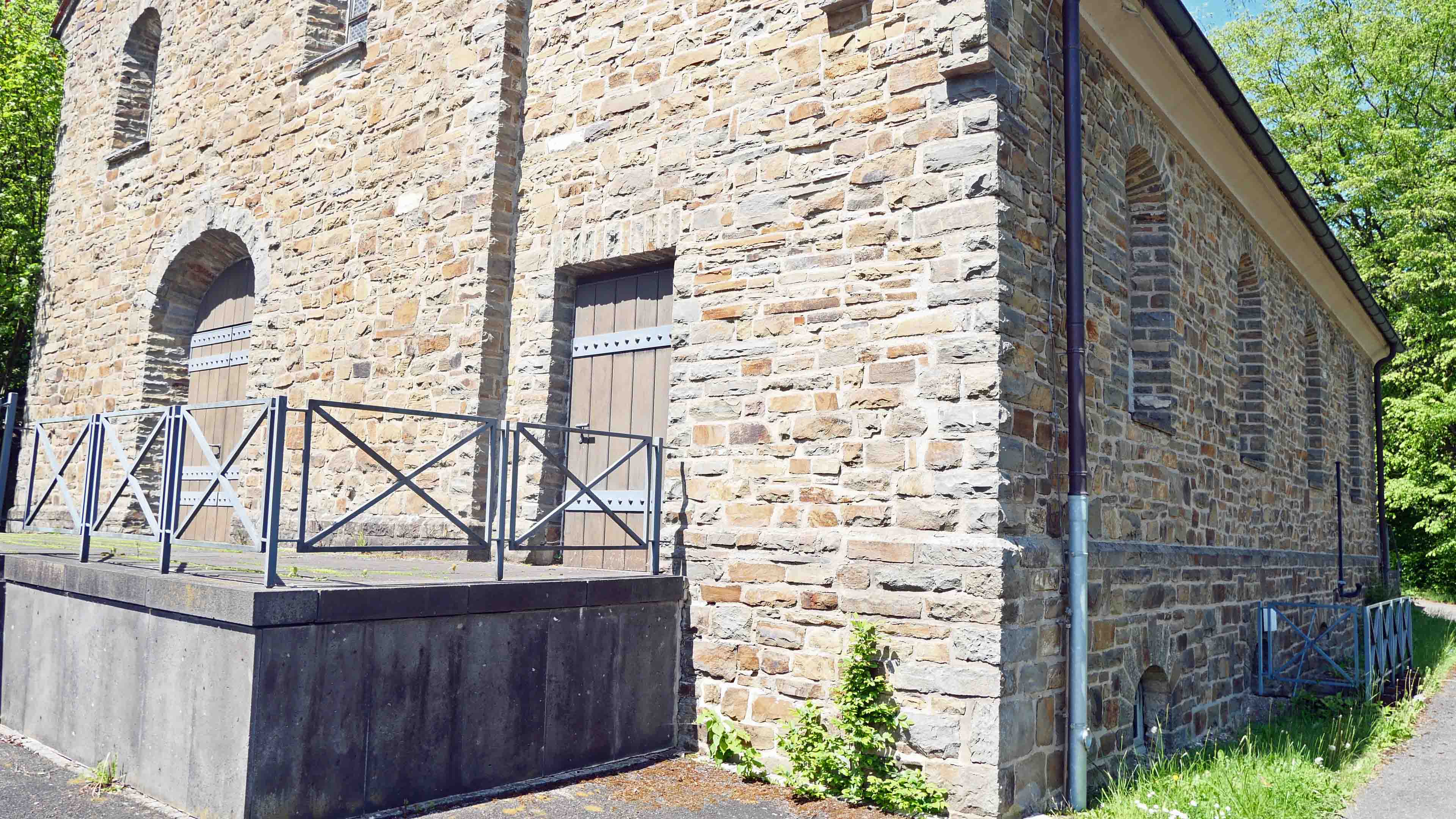 Morsbach-Ellingen: Stilvolle, kleine Bruchsteinkirche, 1926-1928 "Stein auf Stein" (Natursteine) gebaut