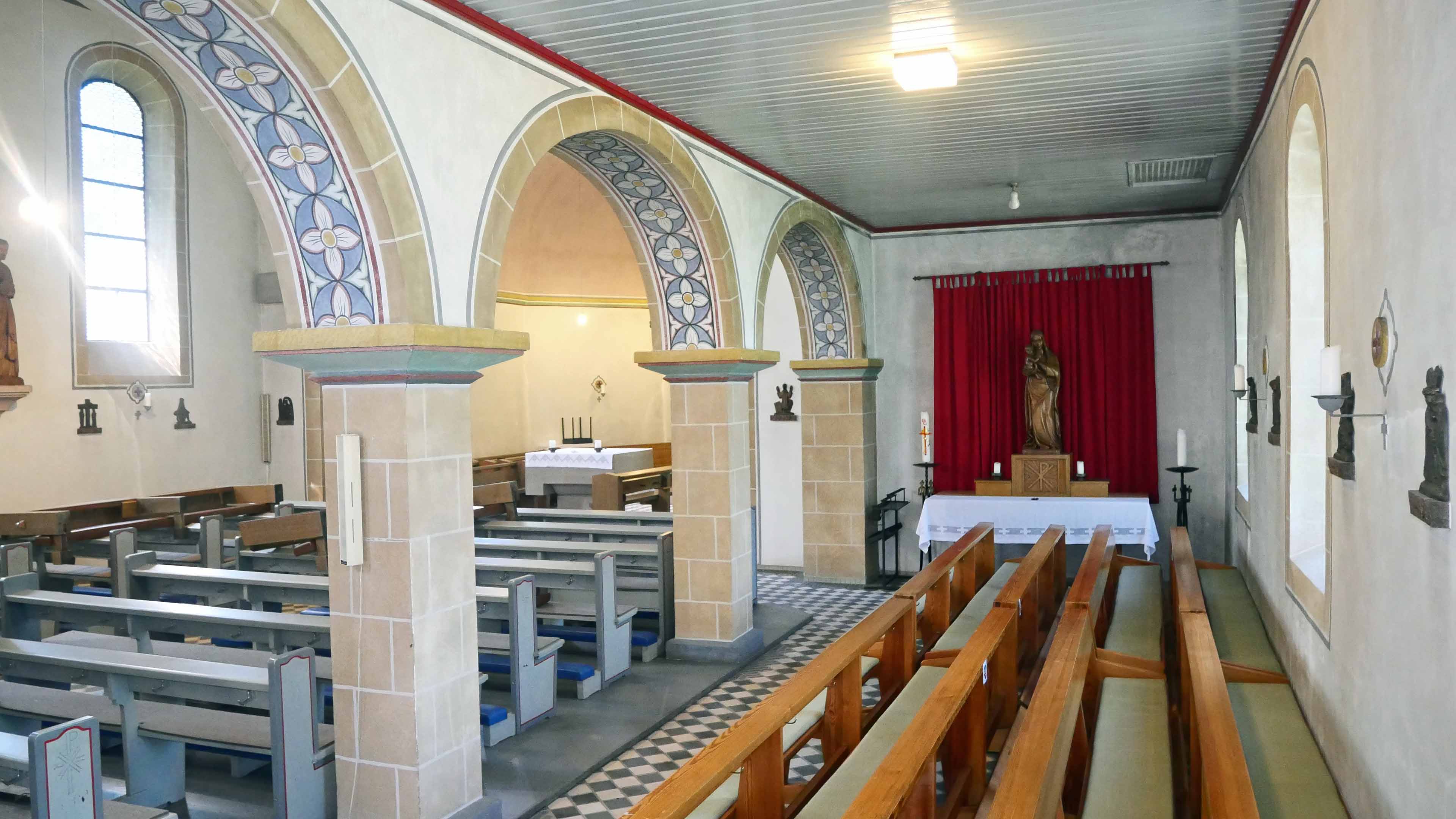 Morsbach-Ellingen: Stilvolle, kleine Bruchsteinkirche, Blick vom Seitenschiff zum Kirchenraum
