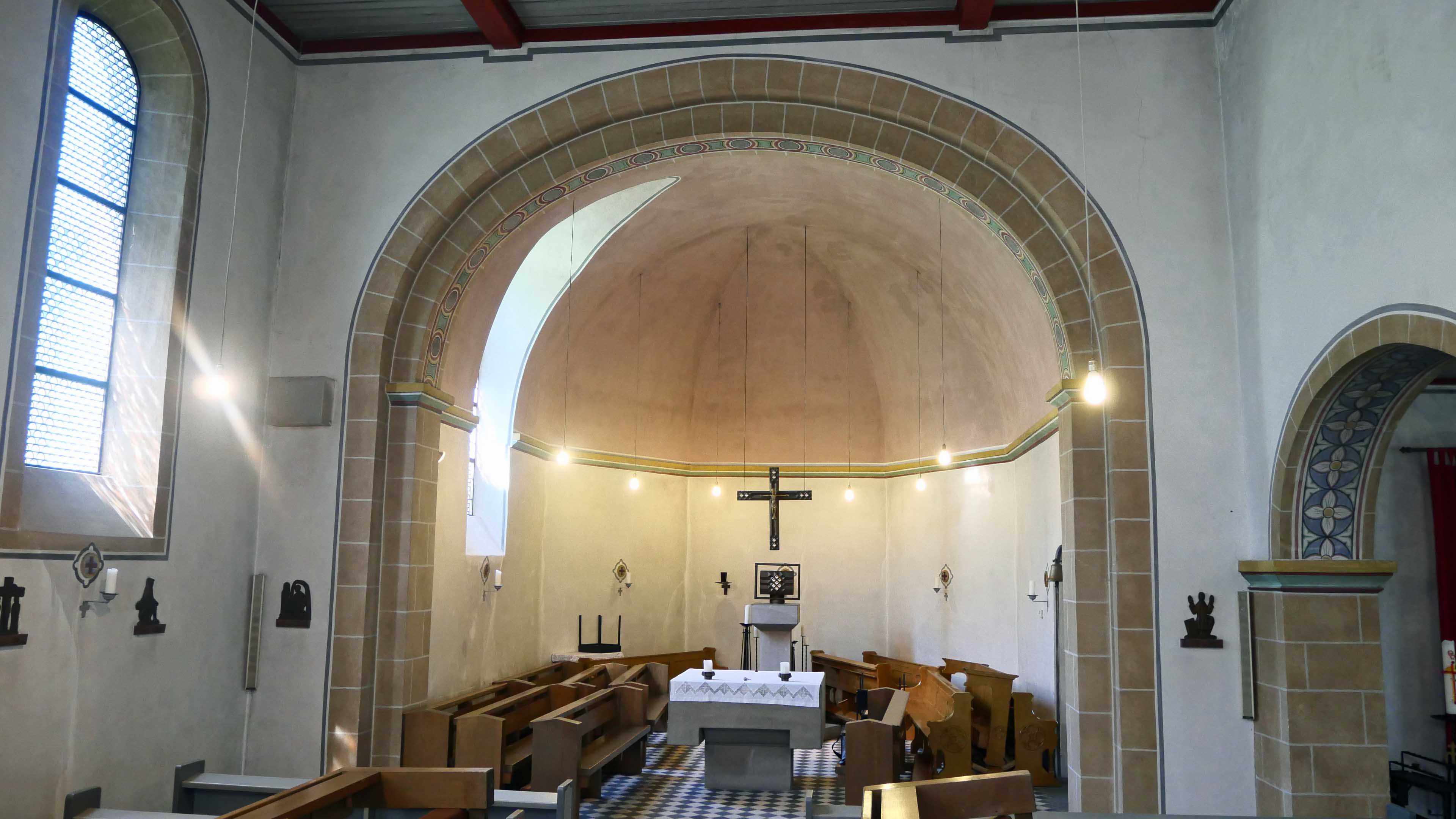 Morsbach-Ellingen: Stilvolle, kleine Bruchsteinkirche, Altarraum ca. 40 m². Große Fenster zur Sonnenseite