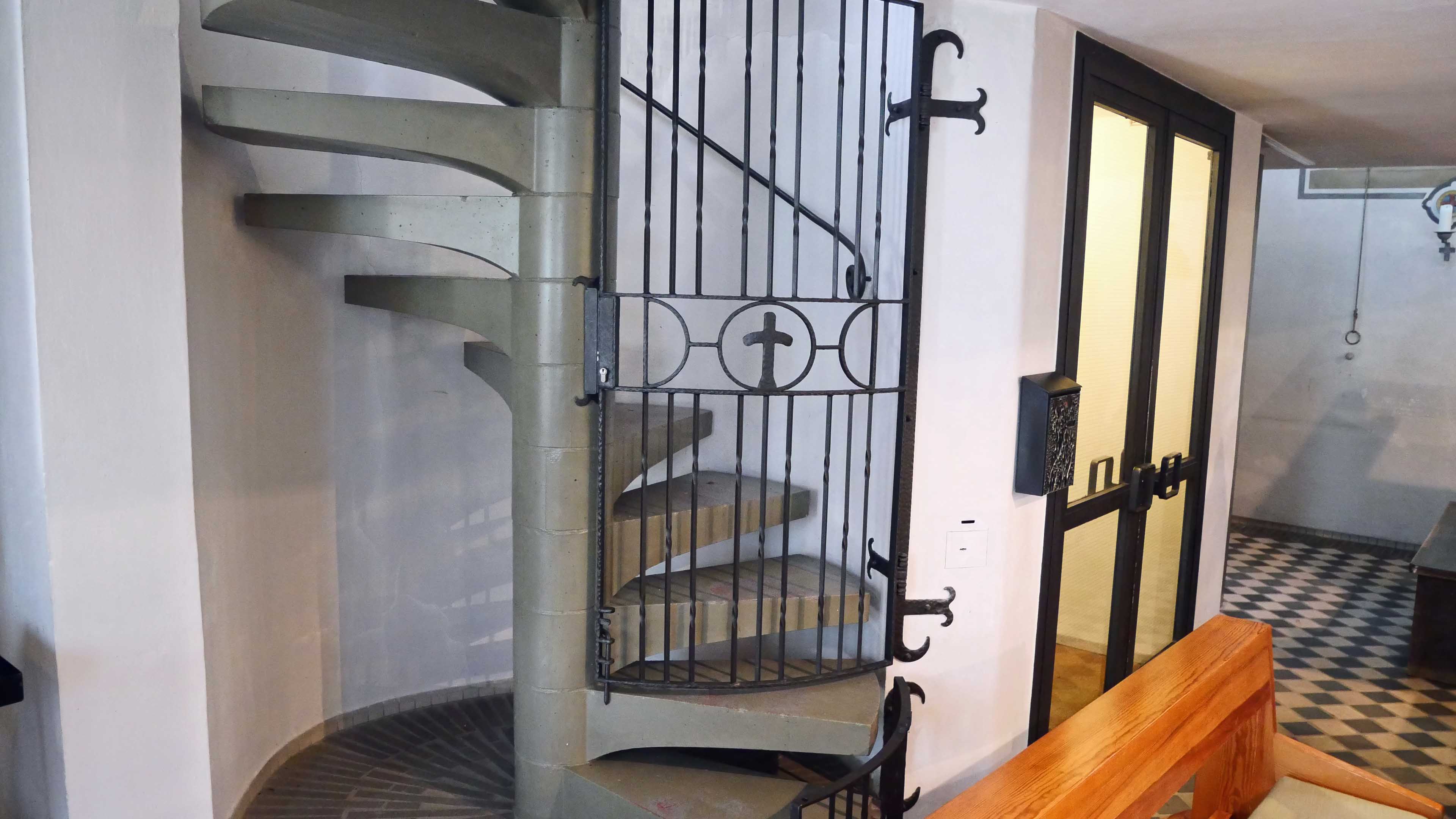 Morsbach-Ellingen: Stilvolle, kleine Bruchsteinkirche, Wendeltreppe zur Empore/ Chorraum am Eingang