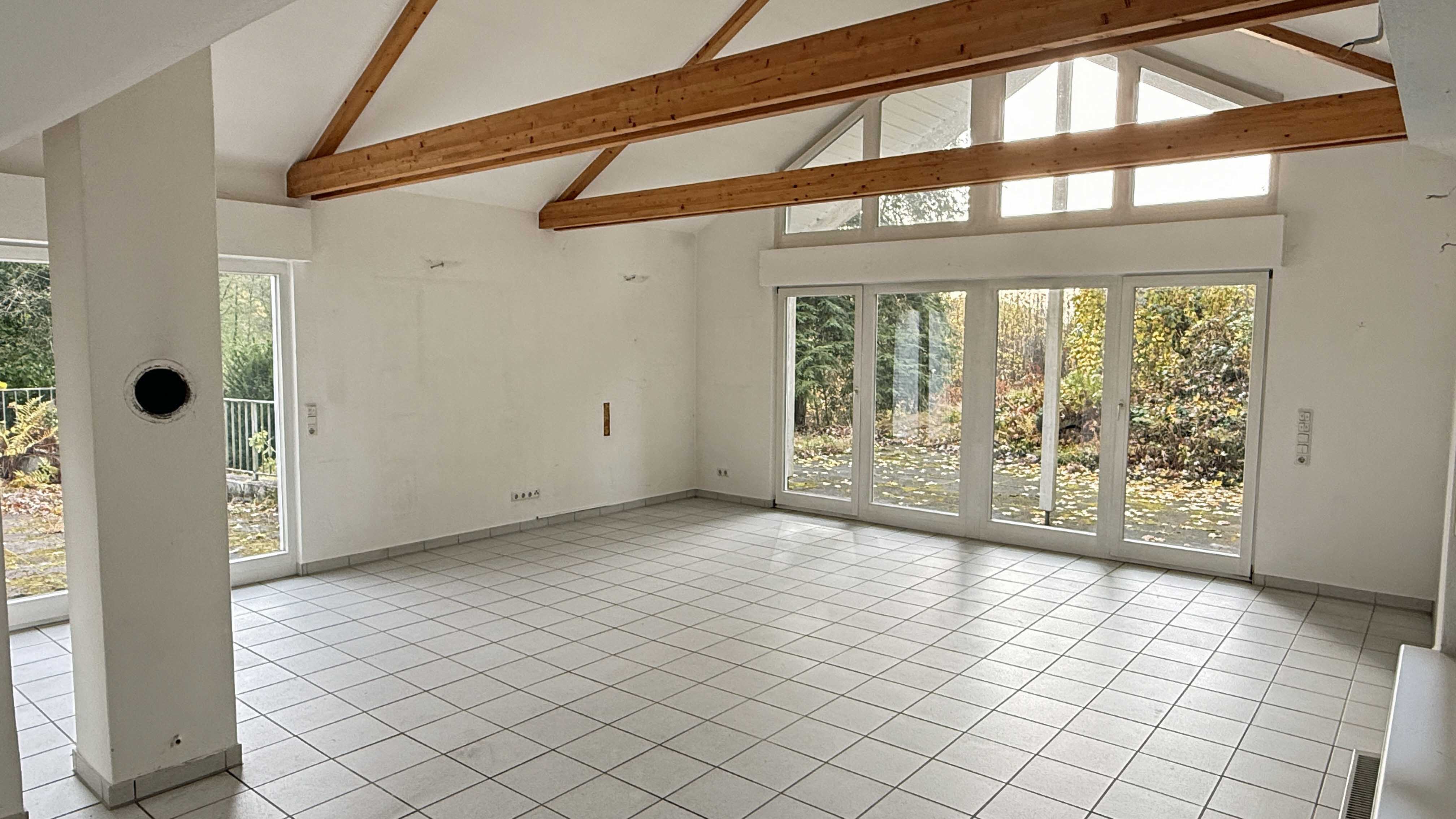 Morsbach-Holpe: Ruhige, ungestörte Ortsrandlage, ...Wohnzimmer mit Anschluss für einen Kaminofen