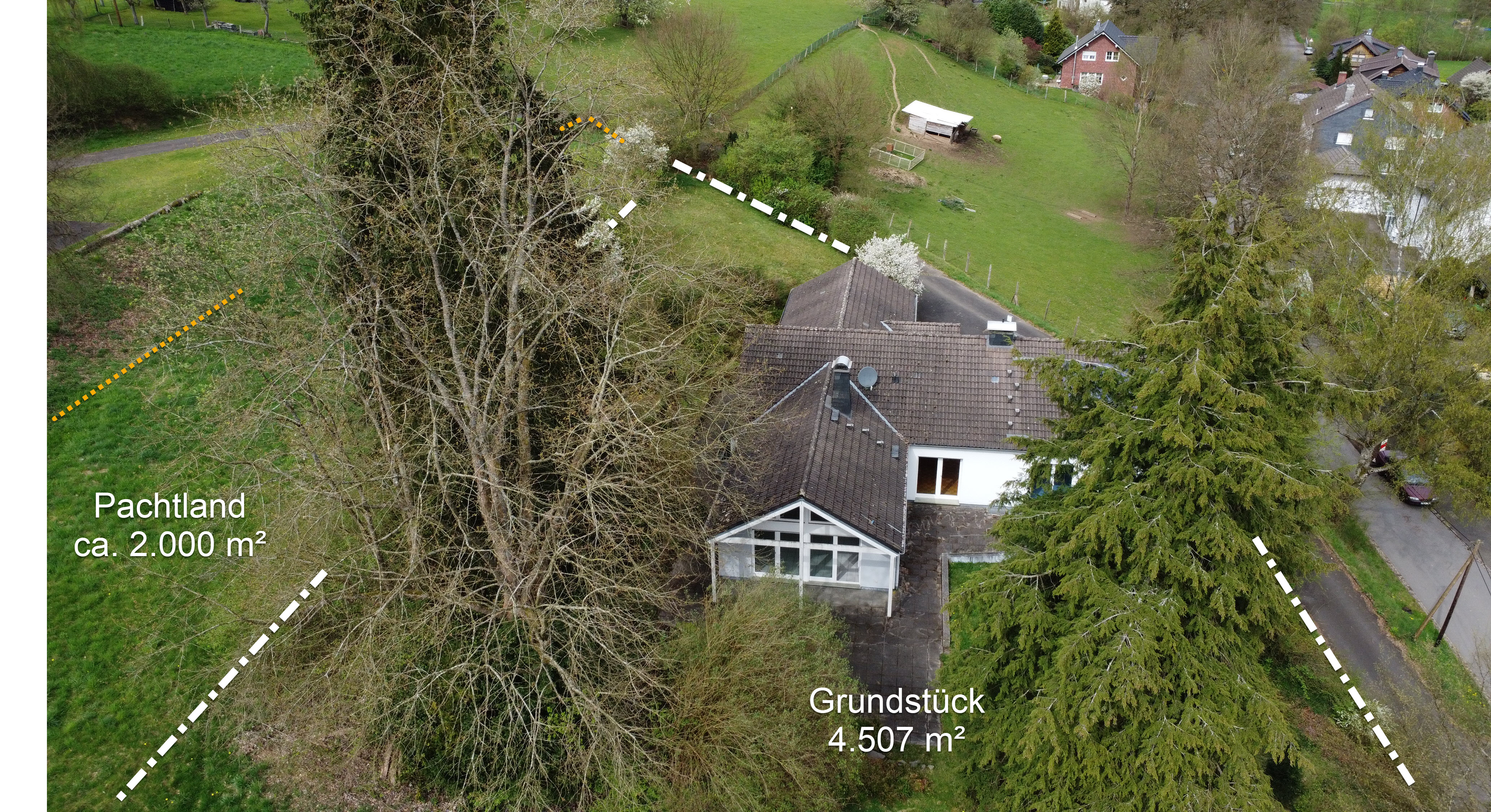 Morsbach-Holpe: Ruhige, ungestörte Ortsrandlage, großes Hausgrundstück, bei Bedarf 2.000 m² Pachtland