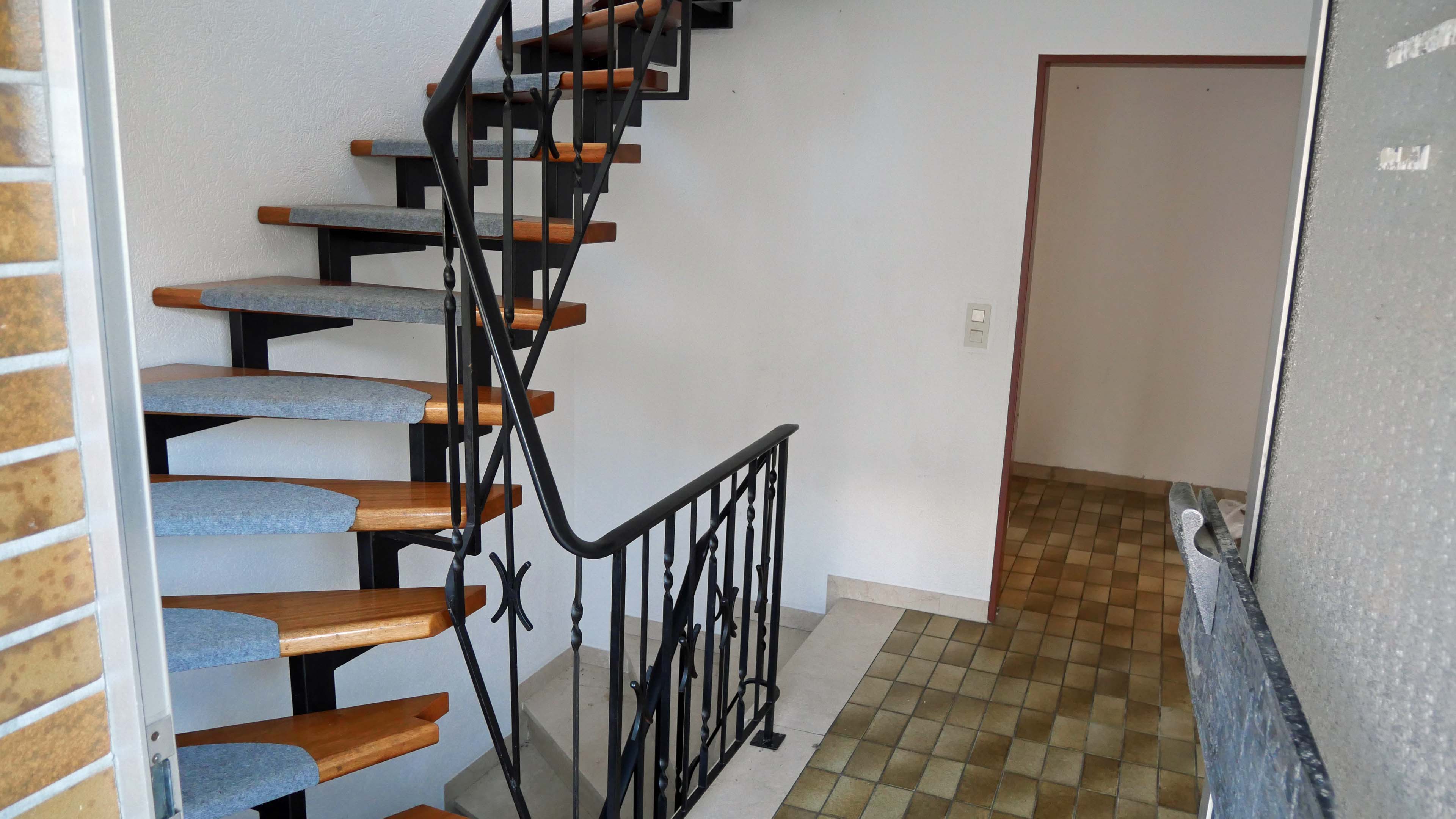 Morsbach: Doppelhaus im Zentrum, Blick in den Hauseingang