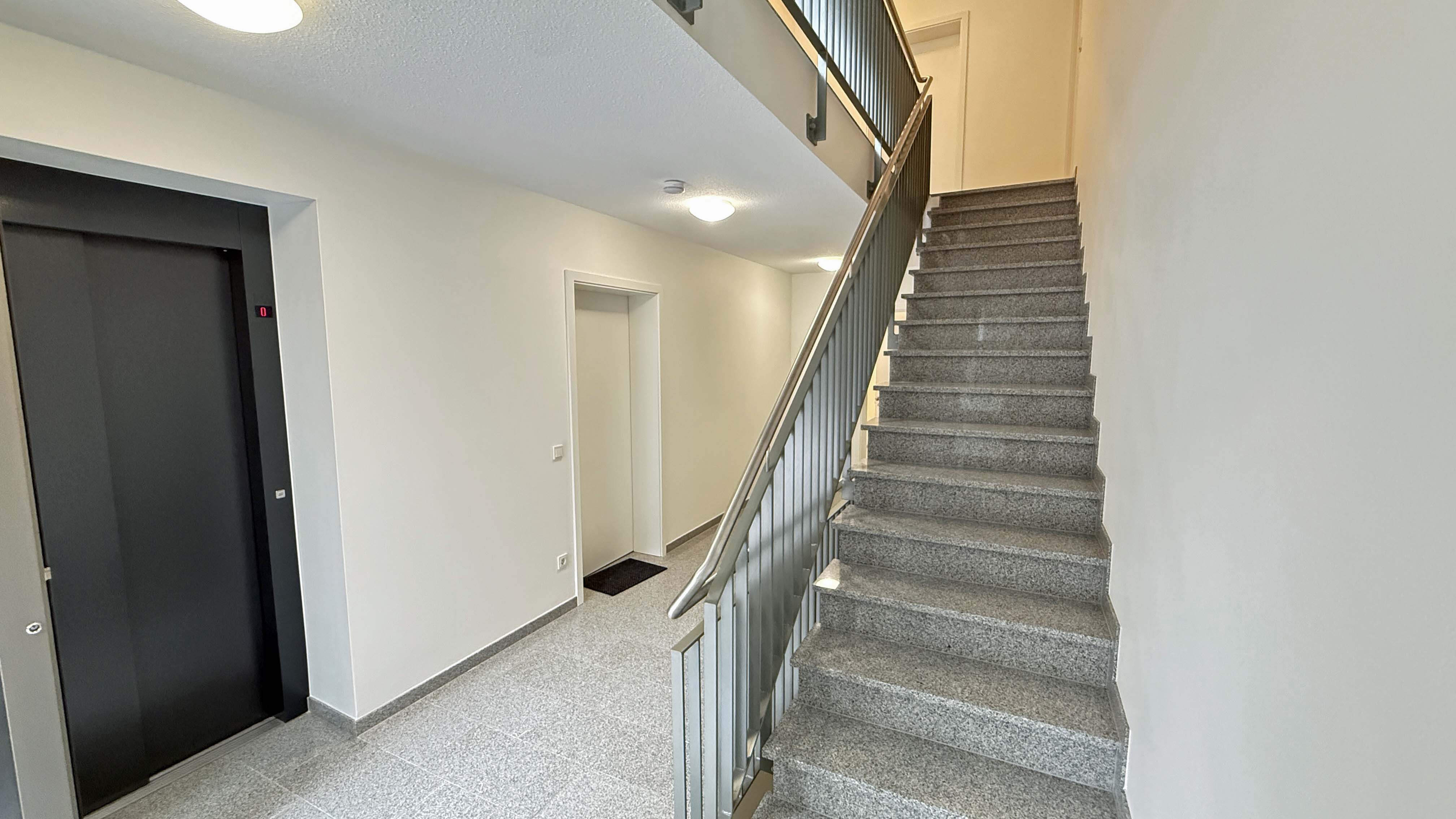 Morsbach: Exklusive Wohnung 68 m², neu, hochwertig und seniorengerecht, gepflegtes Treppenhaus mit Natursteinböden- / Treppe