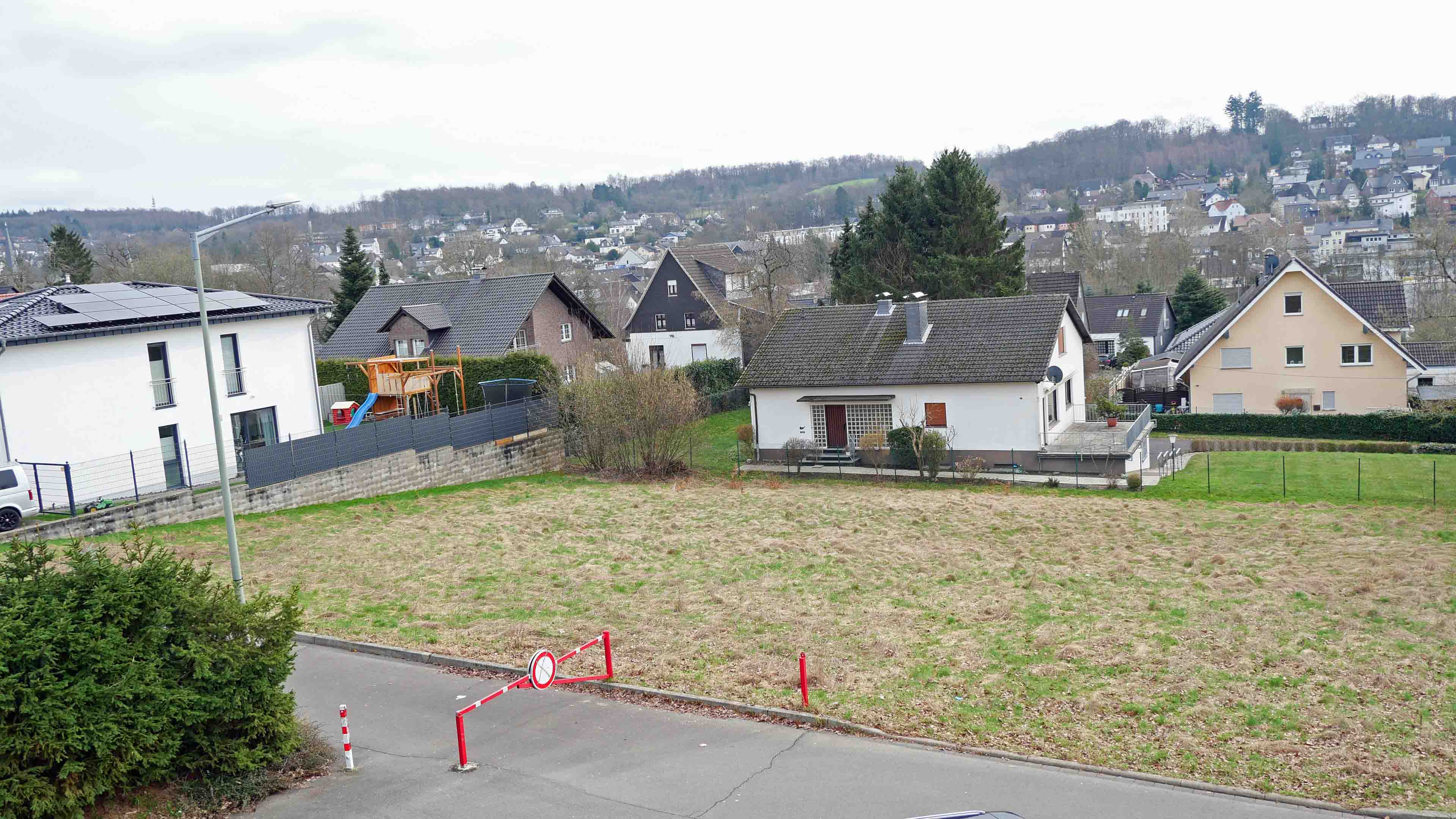 Waldbröl: Eckgrundstück am Gymnasium, Blick auf Waldbröl