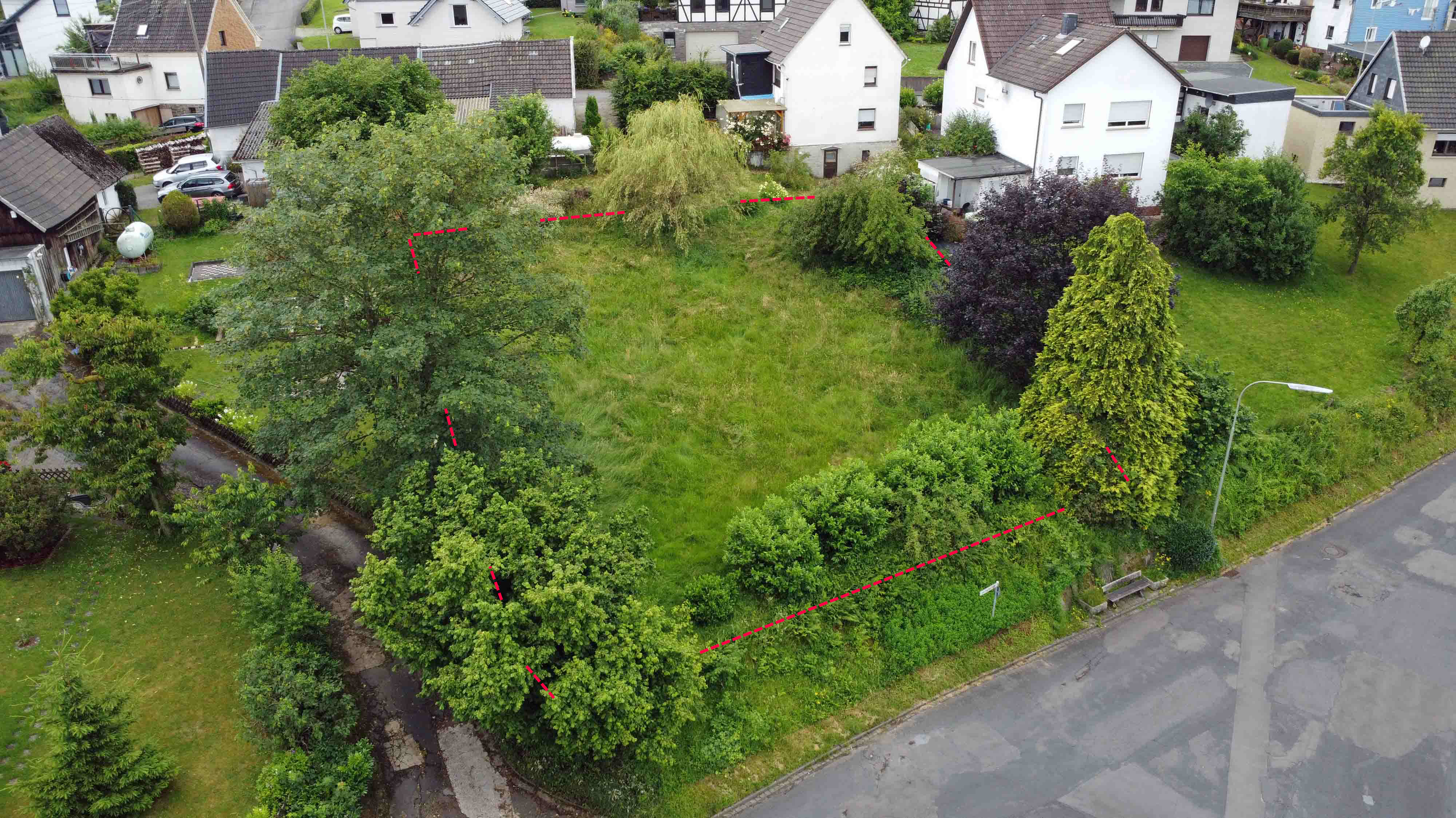 Morsbach-Alzen: Preiswertes Baugrundstück in der Ortsmitte, Straßen-/Zufahrtsseite