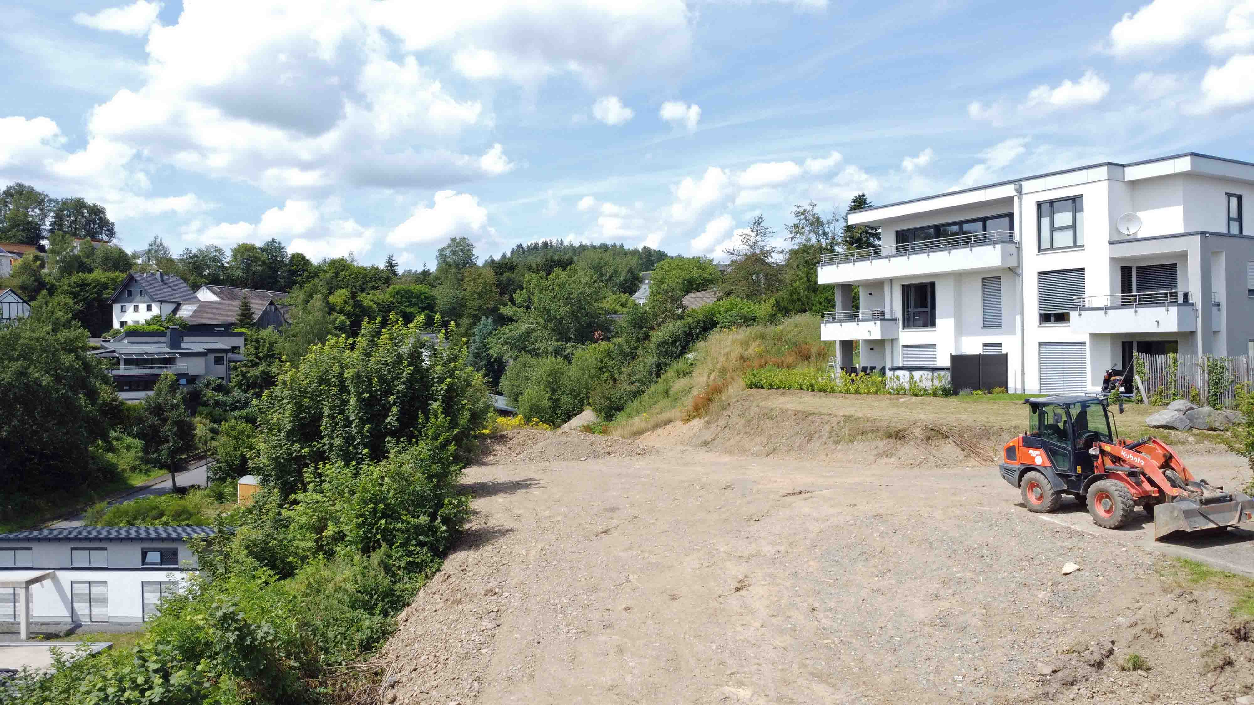 Morsbach: Ohne Keller sofort bebaubar, Seitenansicht Grundstück (Süd-Ost)