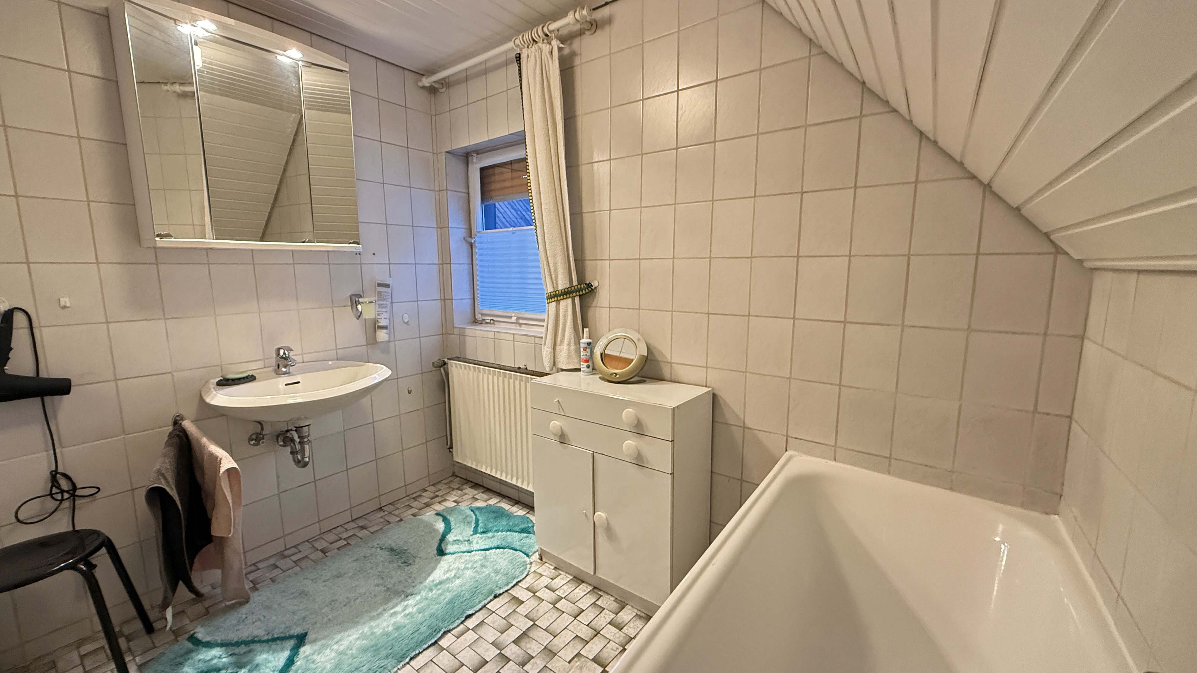 Mit Blick zum Himmel und Natur: EFH in Reichshof-Hahn mit Wintergarten und Terrasse, ...Badezimmer. WC separat, nebenan.