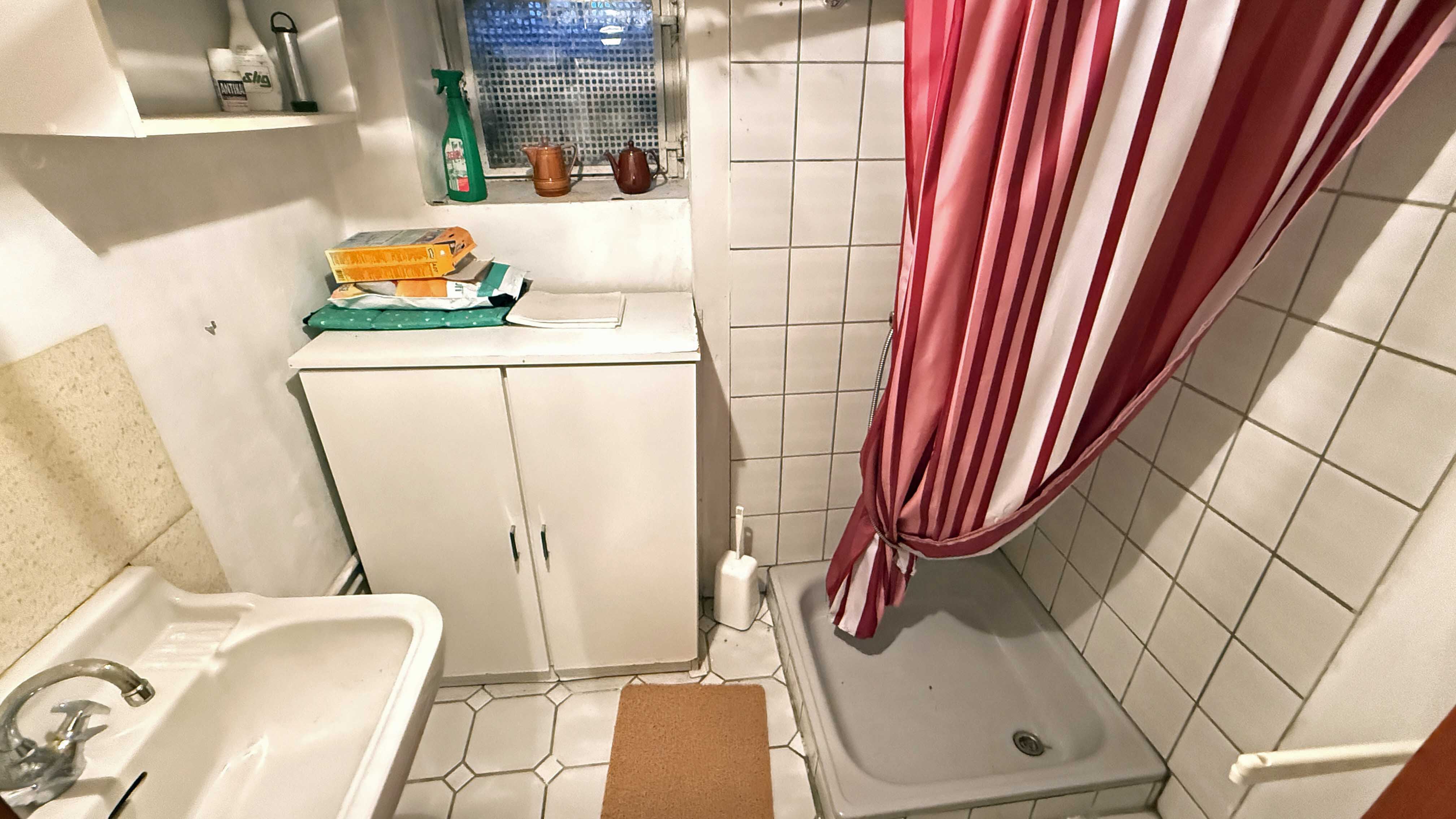 Mit Blick zum Himmel und Natur: EFH in Reichshof-Hahn mit Wintergarten und Terrasse, ...mit Duschbad und WC