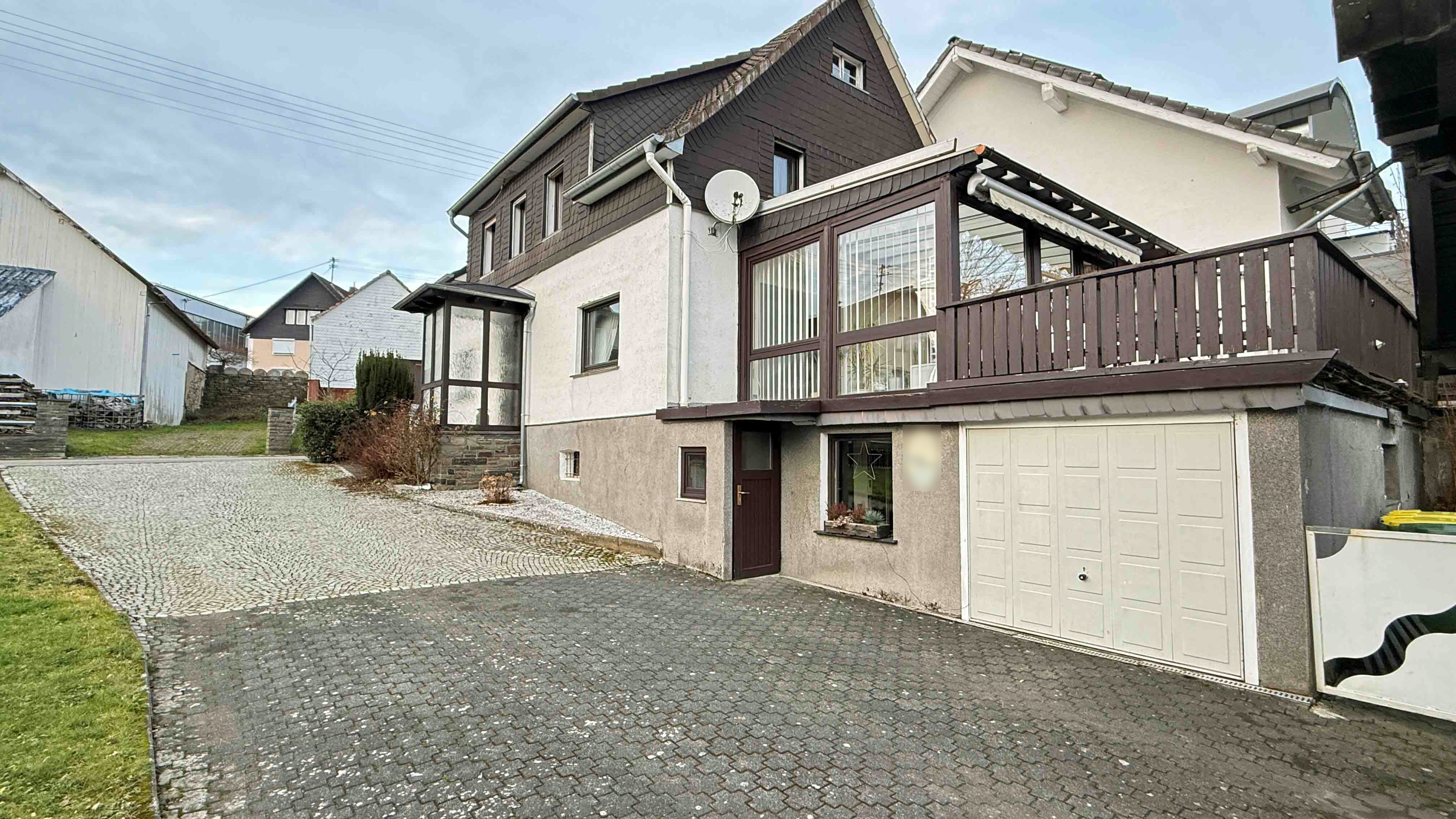 Mit Blick zum Himmel und Natur: EFH in Reichshof-Hahn mit Wintergarten und Terrasse, Blick zum Haus. Ebenerdiger Kellereingang.