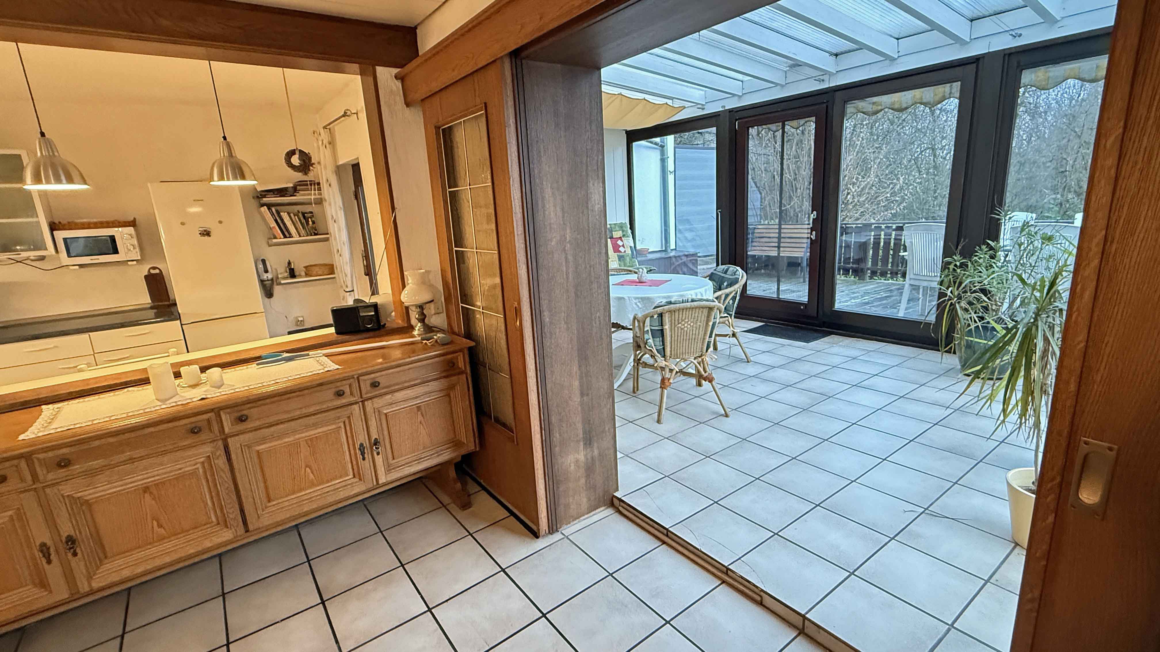 Mit Blick zum Himmel und Natur: EFH in Reichshof-Hahn mit Wintergarten und Terrasse, ...angrenzendem Wintergarten (22 m²) u. Terrasse