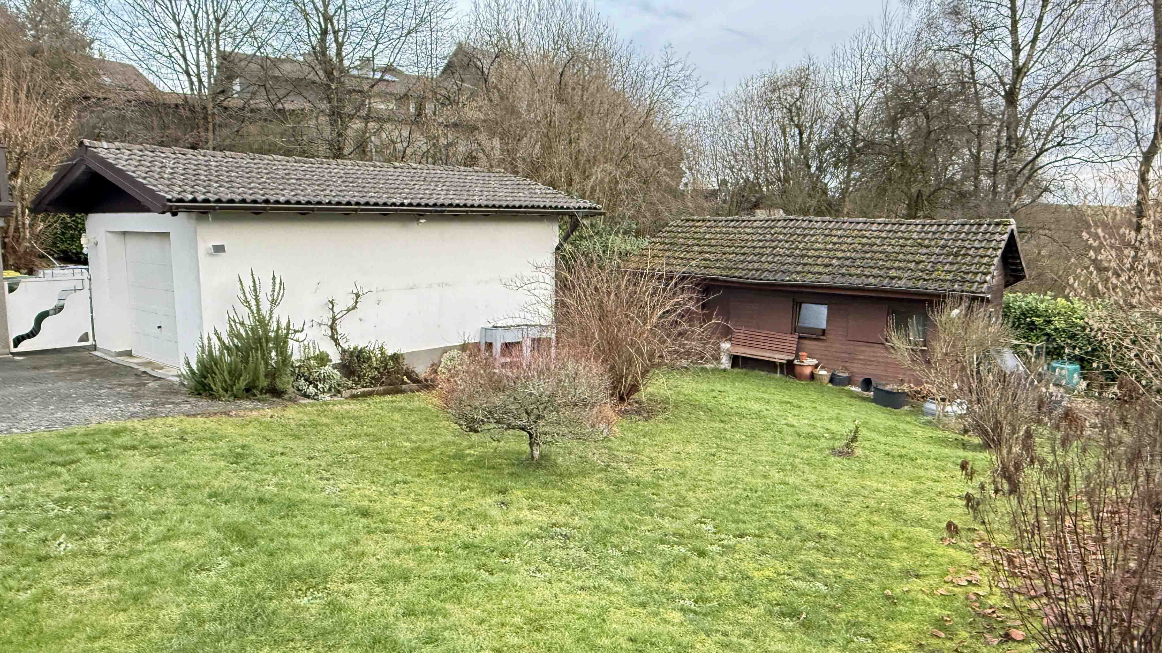Mit Blick zum Himmel und Natur: EFH in Reichshof-Hahn mit Wintergarten und Terrasse, Hinten: massive Garage und Block-/Saunahaus