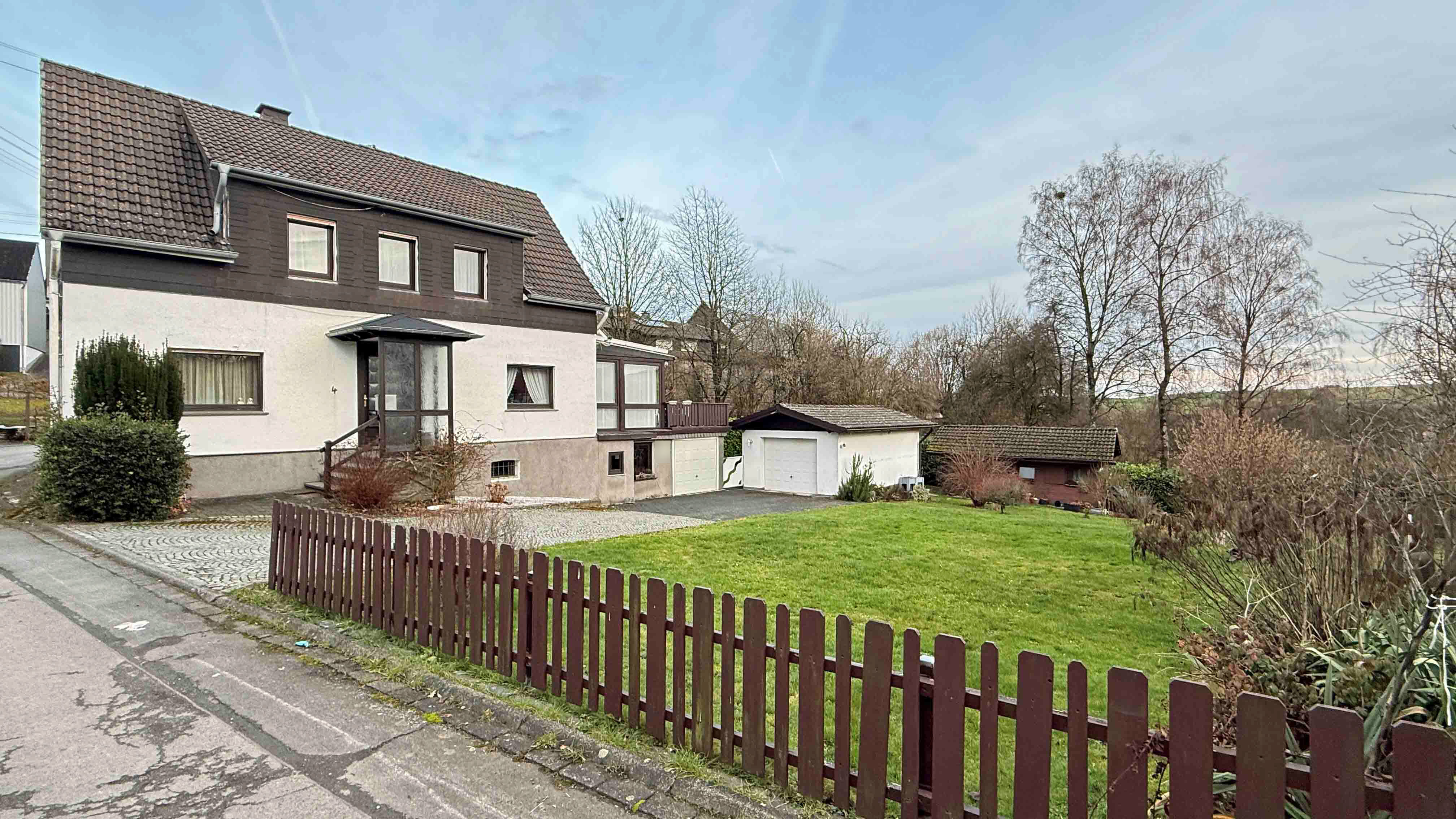 Mit Blick zum Himmel und Natur: EFH in Reichshof-Hahn mit Wintergarten und Terrasse, die Wiese kann noch bebaut werden 