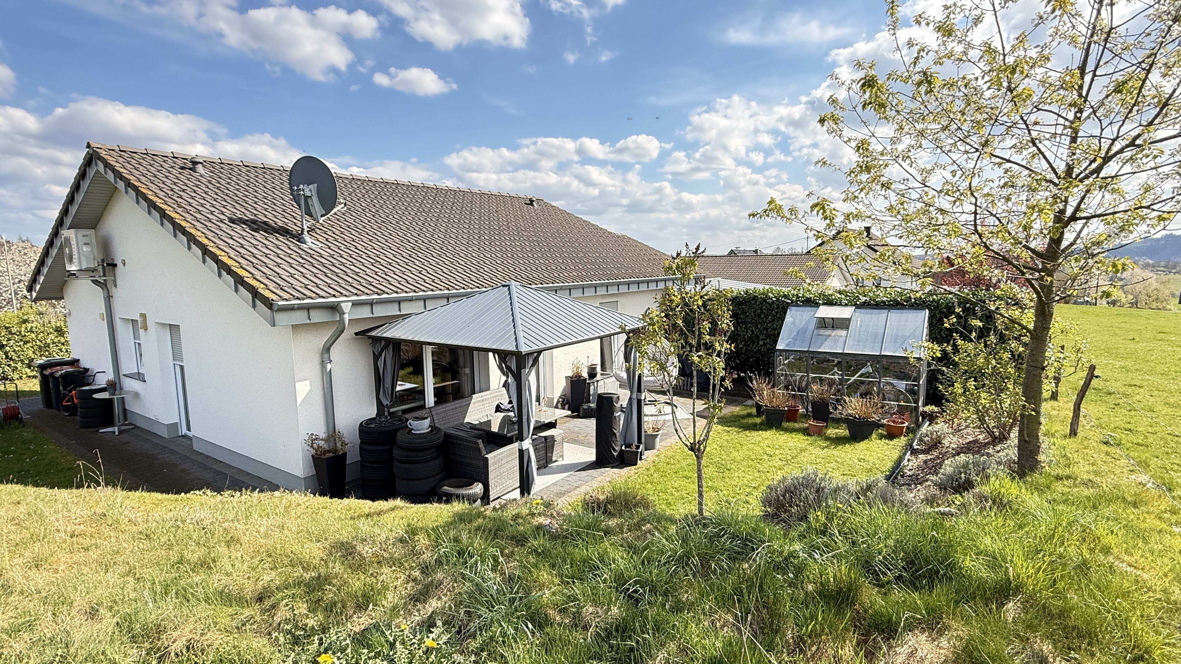 362 2-423 - Verkauft - Morsbach-Seifen: Klein aber fein - neuwertiger Bungalow