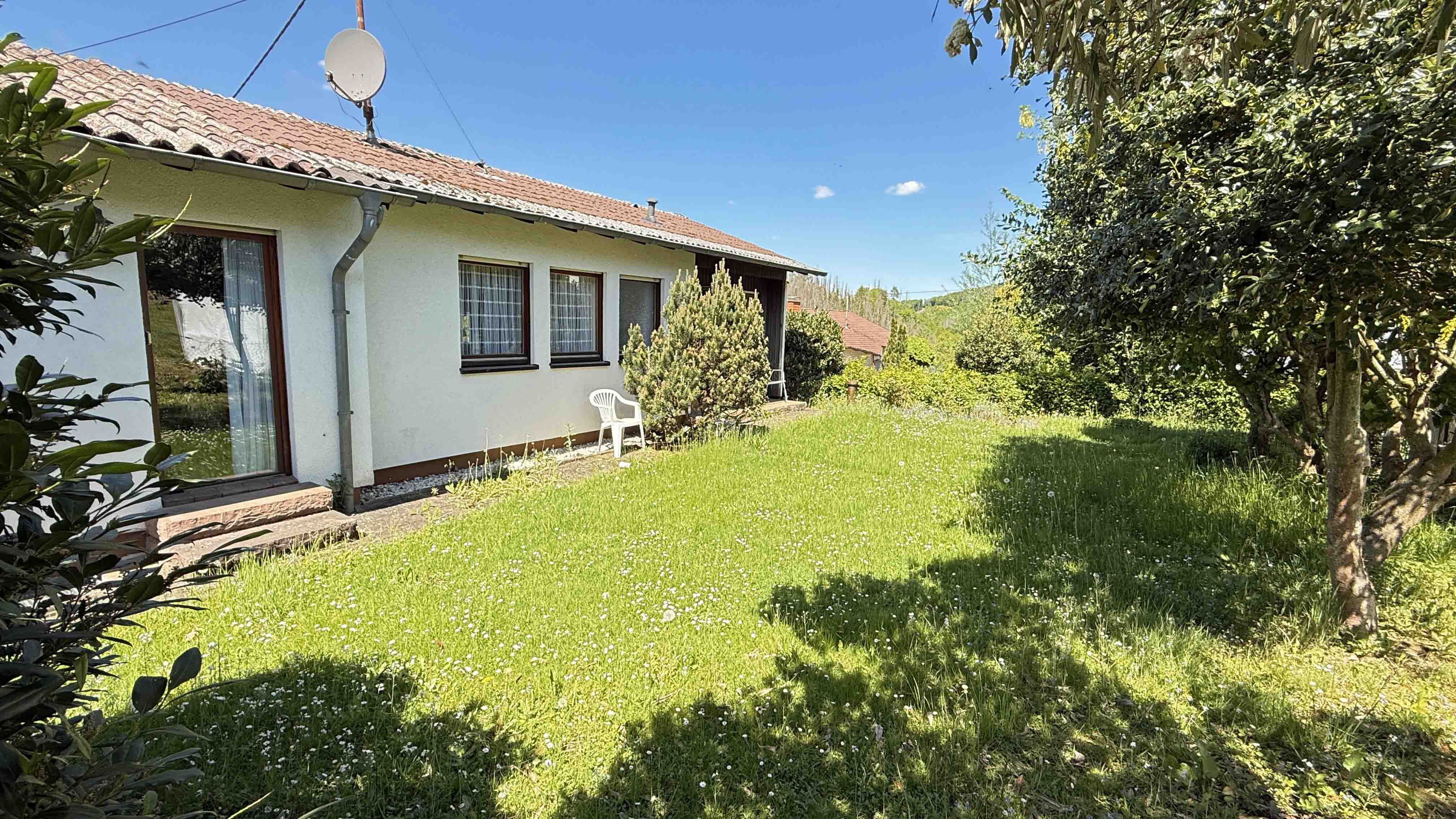 Selbach: Kleiner Bungalow - naturnah, ruhig und preiswert, ...mit ebener Rasenfläche