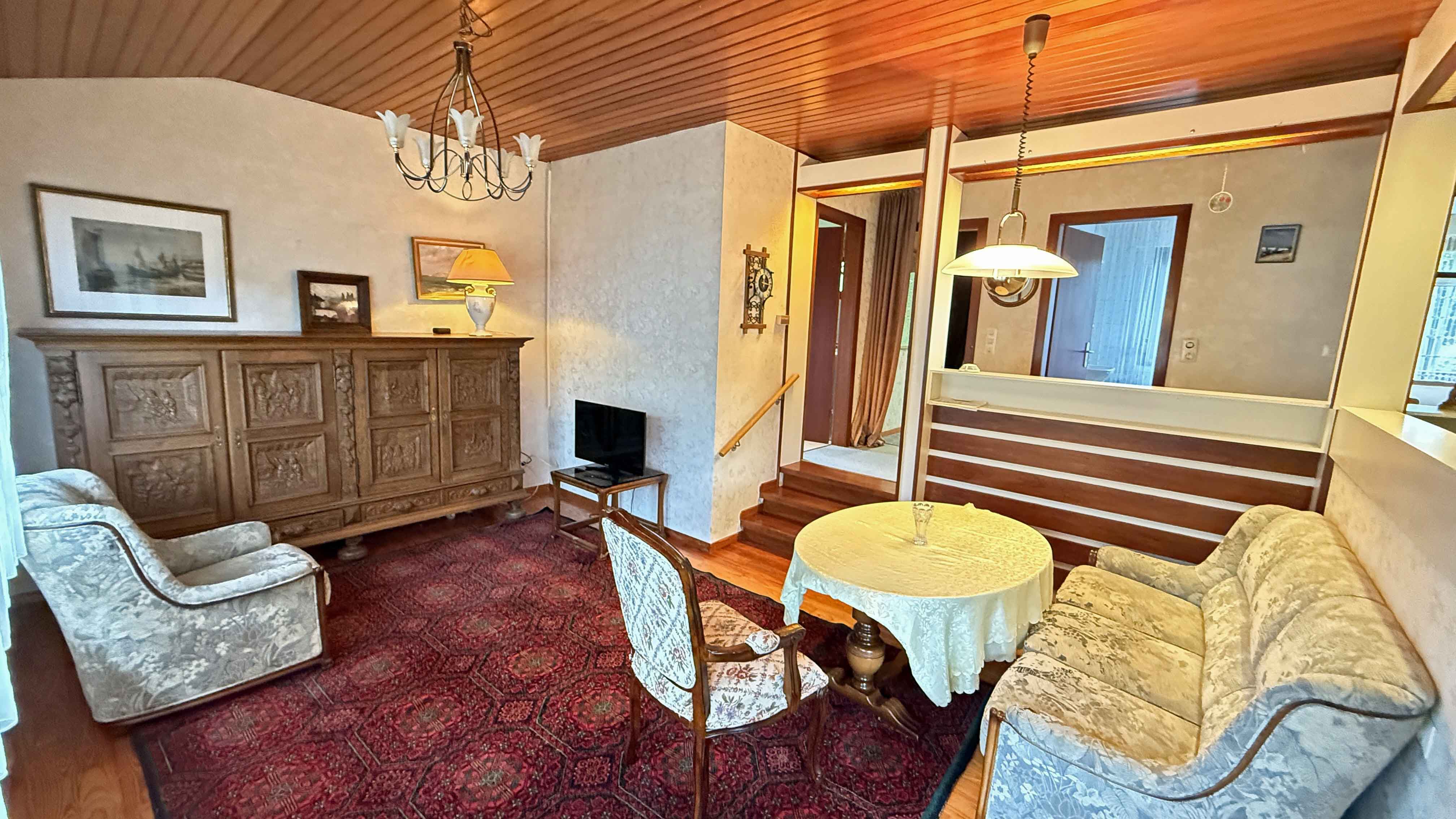 Selbach: Kleiner Bungalow - naturnah, ruhig und preiswert, 3 Stufen tiefergelegtes Wohnzimmer (18,3 m²) mit..