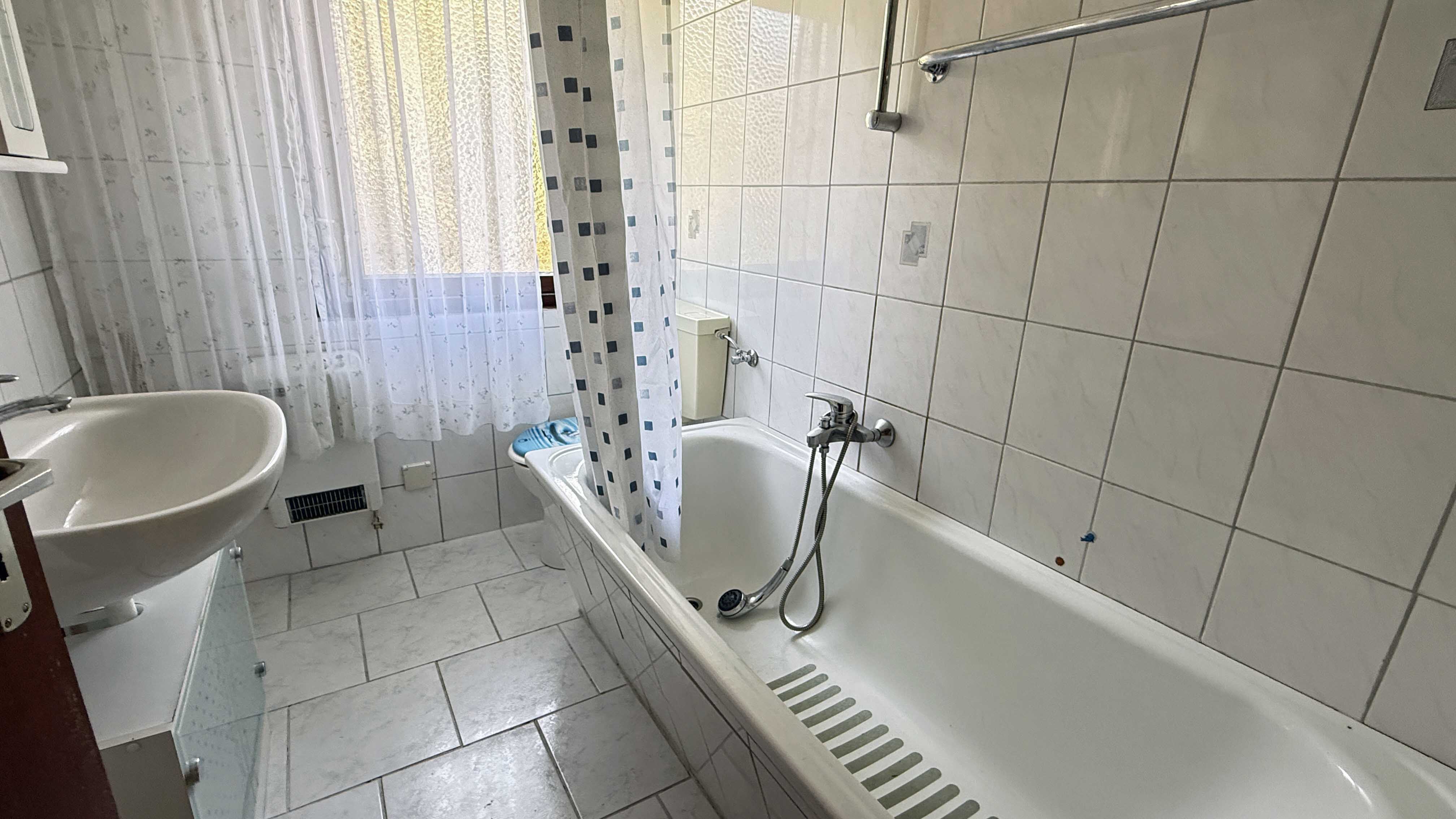 Selbach: Kleiner Bungalow - naturnah, ruhig und preiswert, 2 Bäder im Haus. Hier das Hauptbad im EG