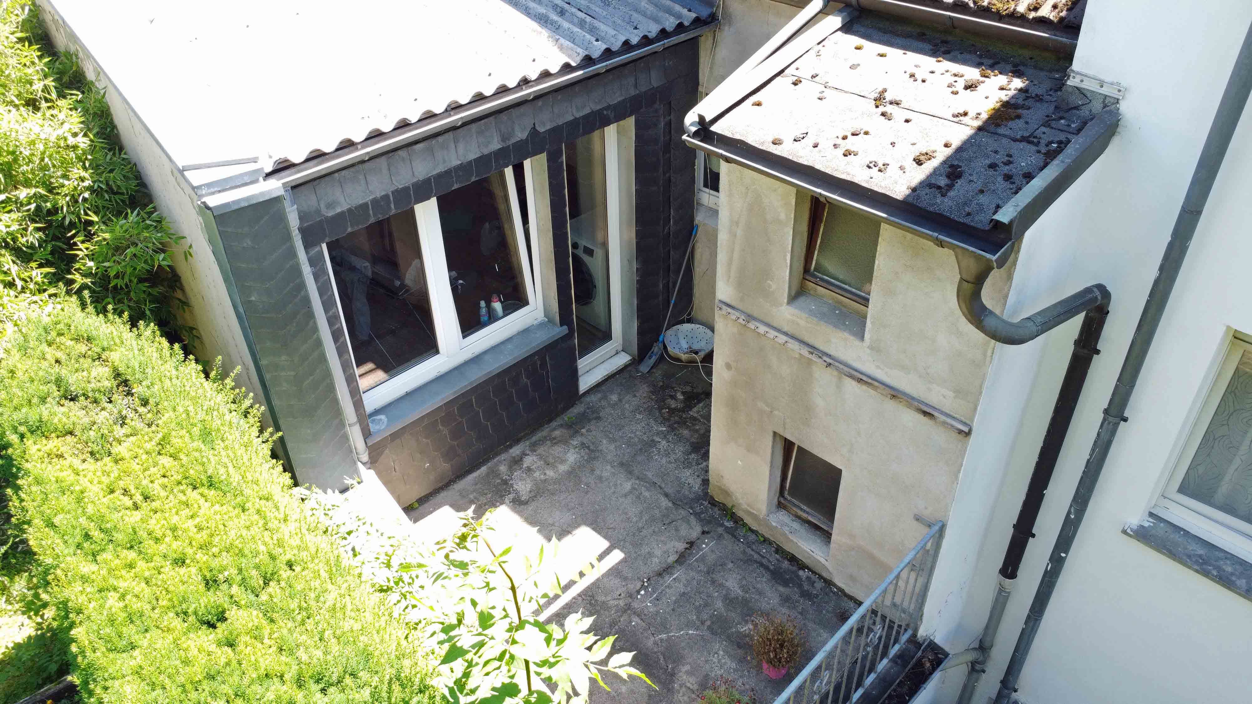 Verkauft - Morsbach: Wohnhaus mit zwei Wohnungen und Ladenlokal, Hausrückseite mit Innenhof / Terrasse