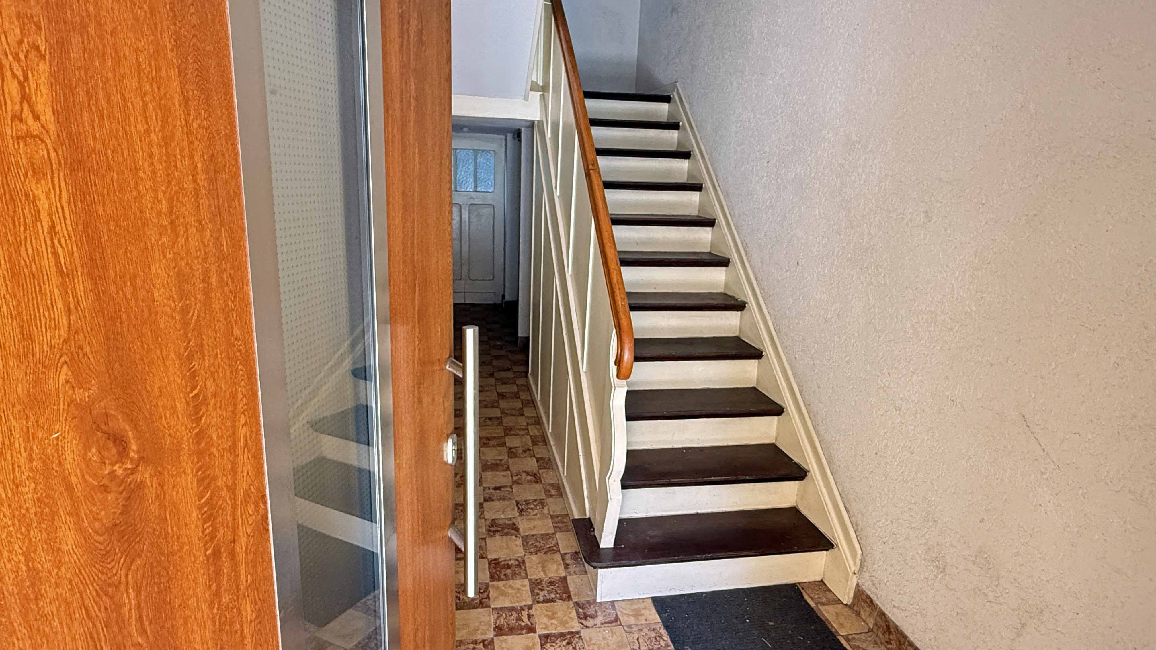 Verkauft - Morsbach: Wohnhaus mit zwei Wohnungen und Ladenlokal, Blick in den Eingang. Neue Haustür. 