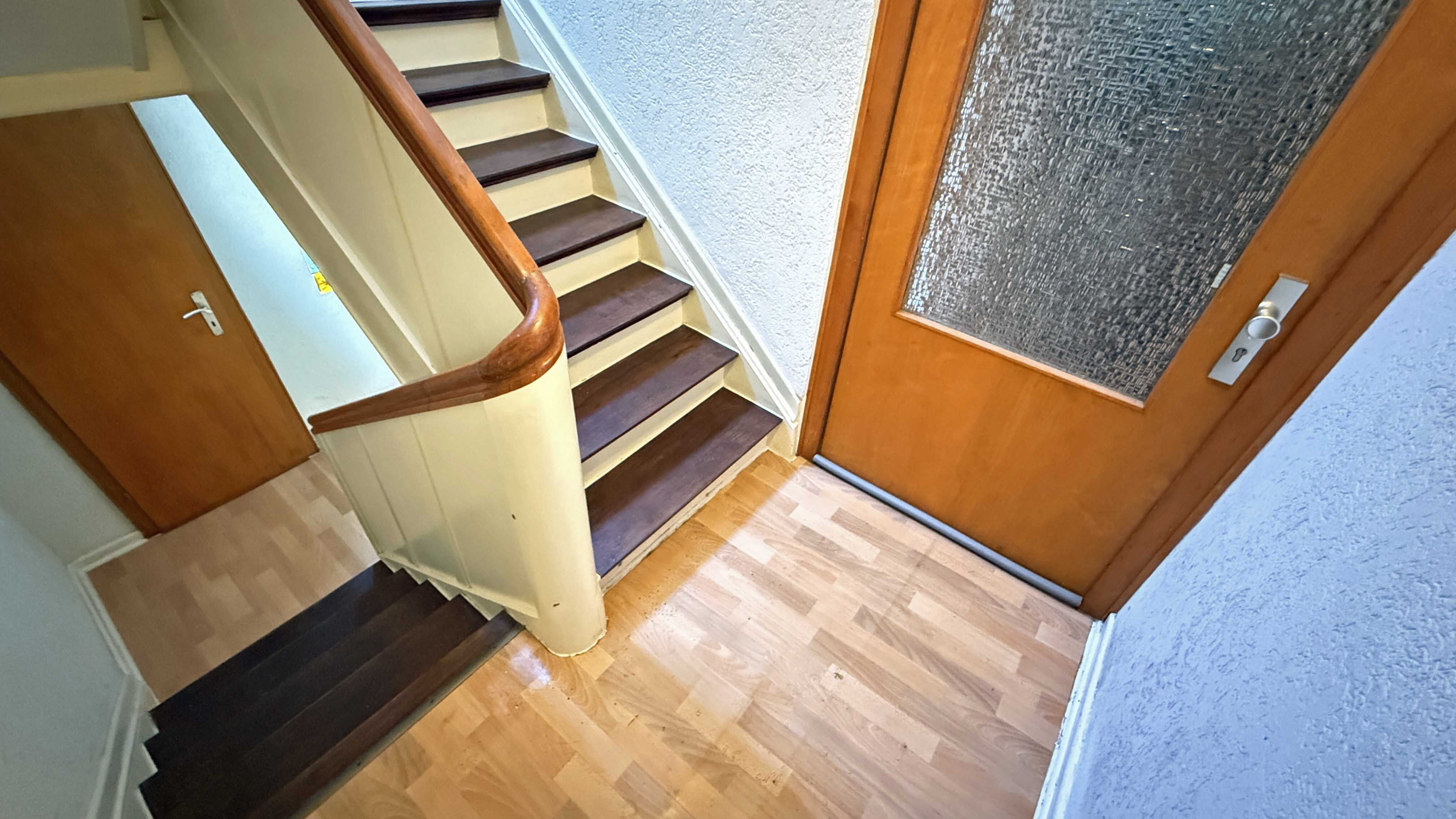 Verkauft - Morsbach: Wohnhaus mit zwei Wohnungen und Ladenlokal, Blick in das Treppenhaus