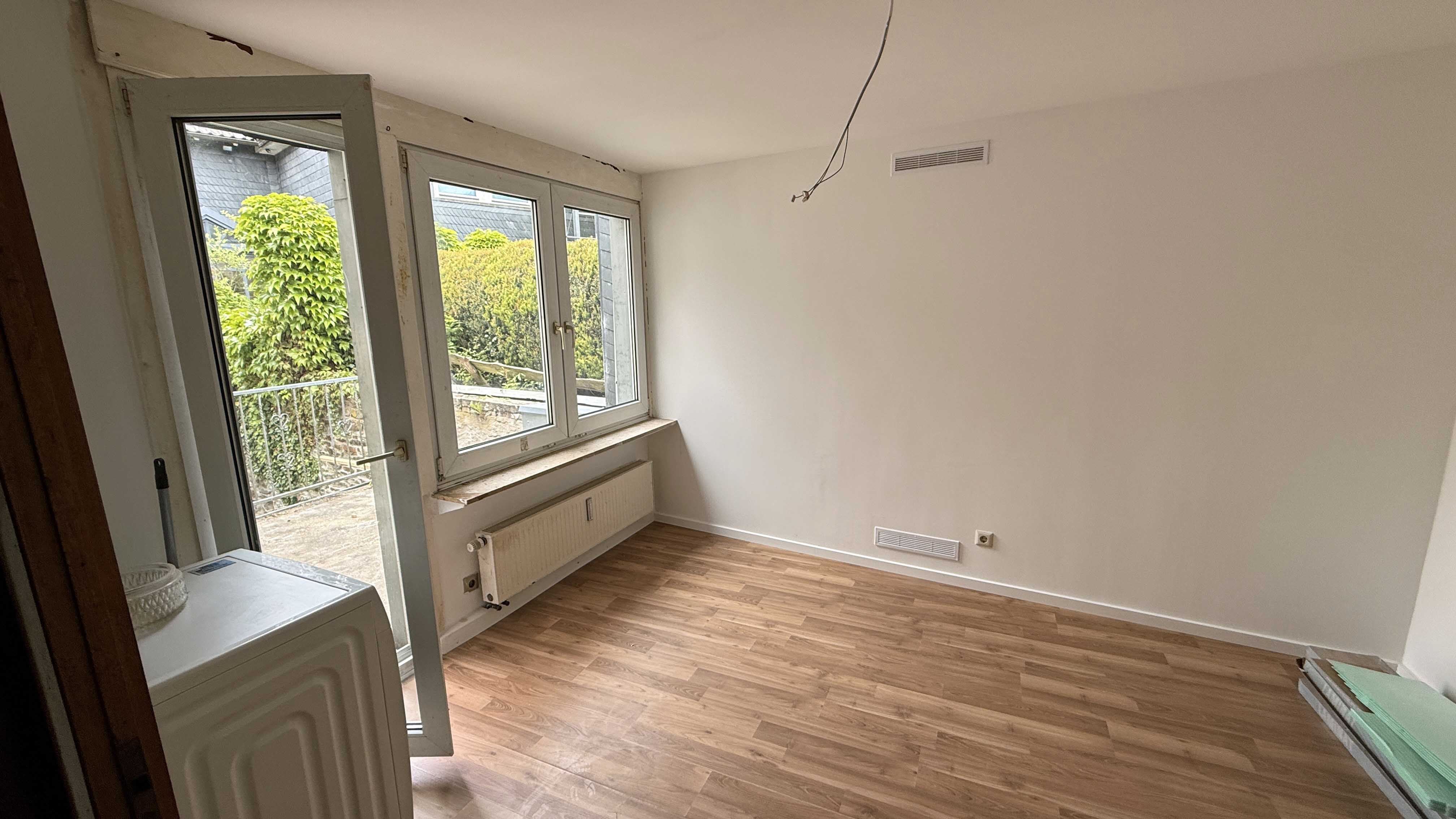 Verkauft - Morsbach: Wohnhaus mit zwei Wohnungen und Ladenlokal, Wohnung im OG 52,5 m² mit Terrasse 