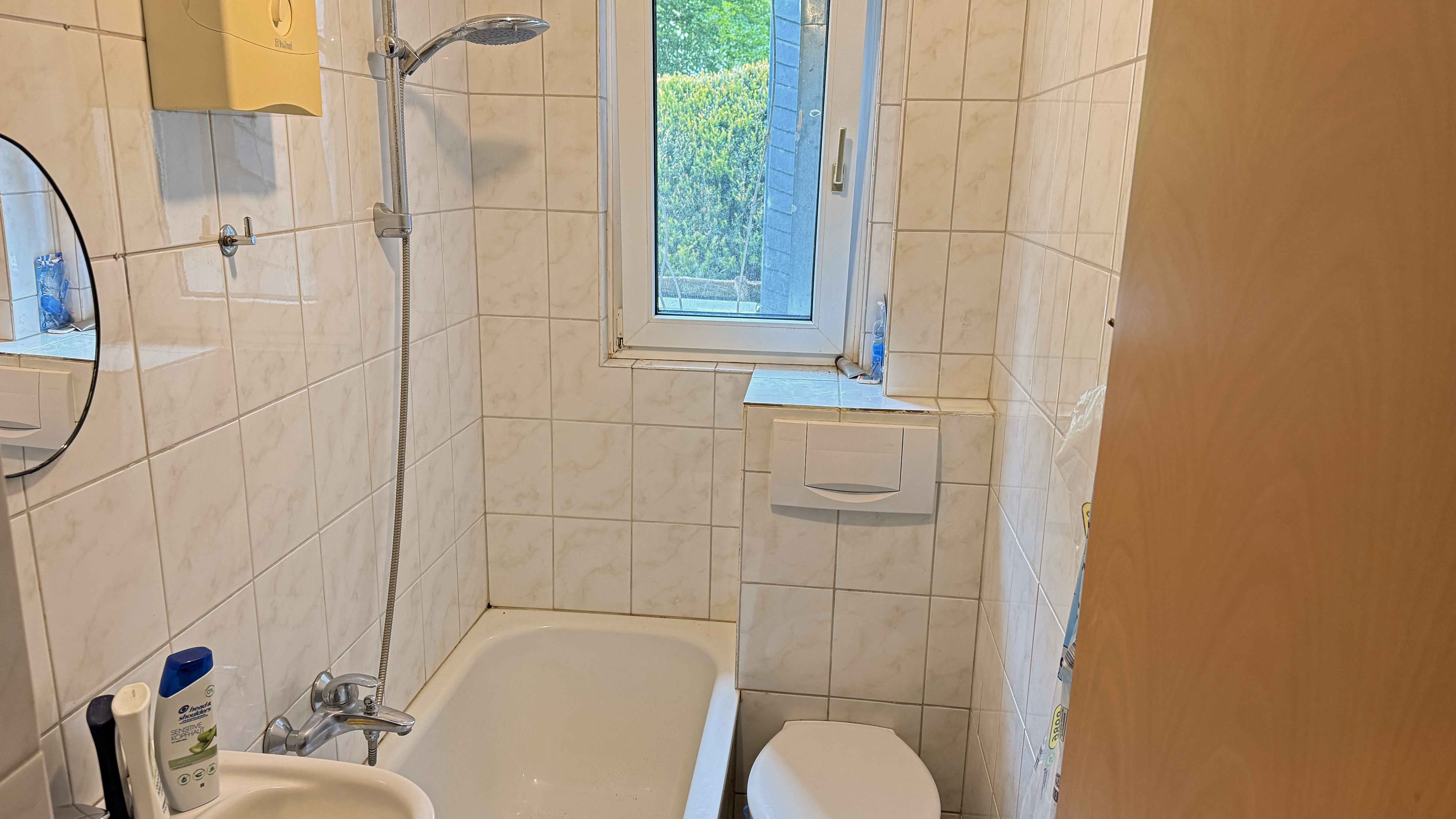 Verkauft - Morsbach: Wohnhaus mit zwei Wohnungen und Ladenlokal, Bad im Obergeschoss