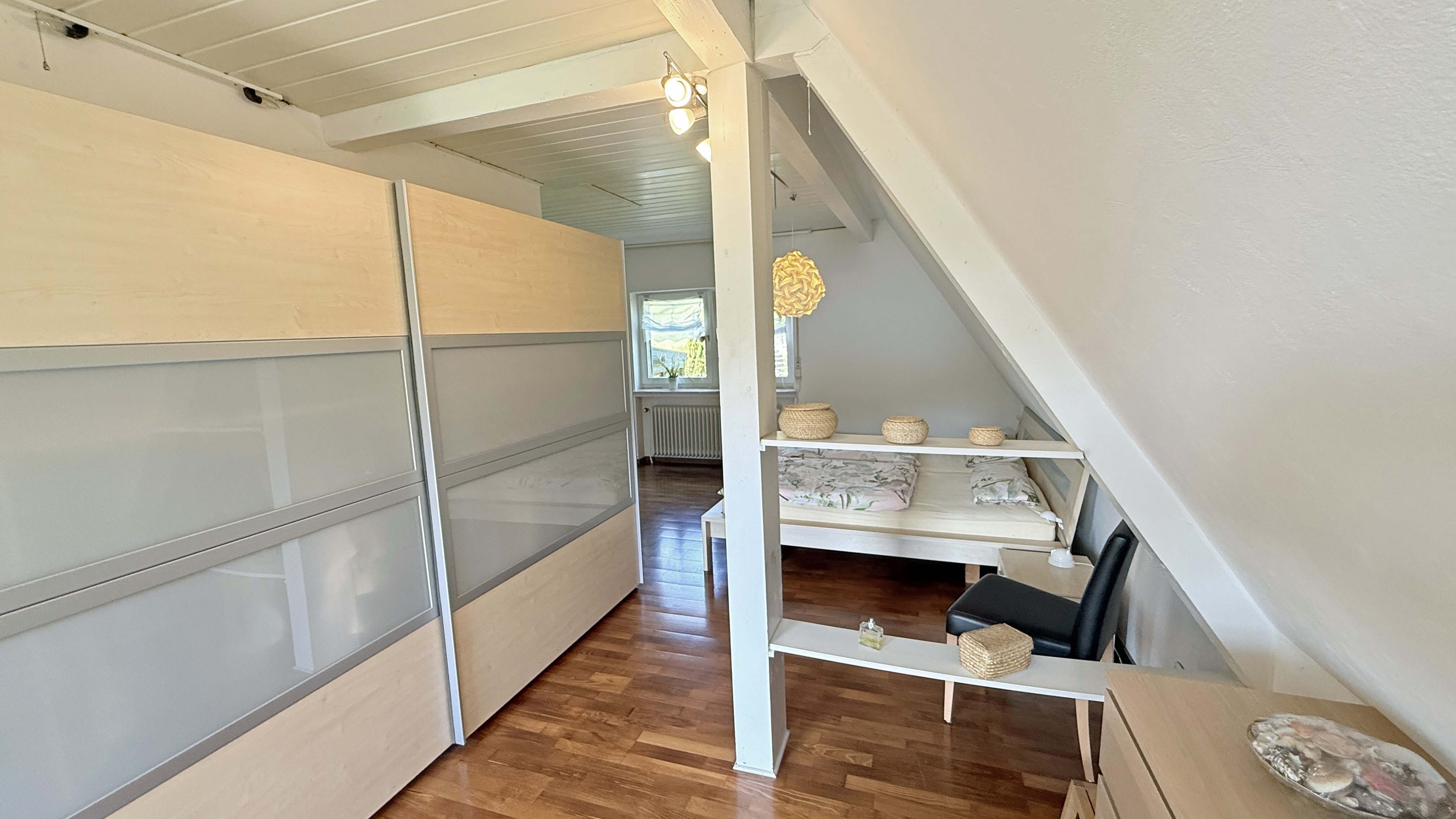 Morsbach-Herbertshagen: besondere Lage - besonderes Haus, Schlafzimmer mit Ankleide im DG (23,8 m²)  