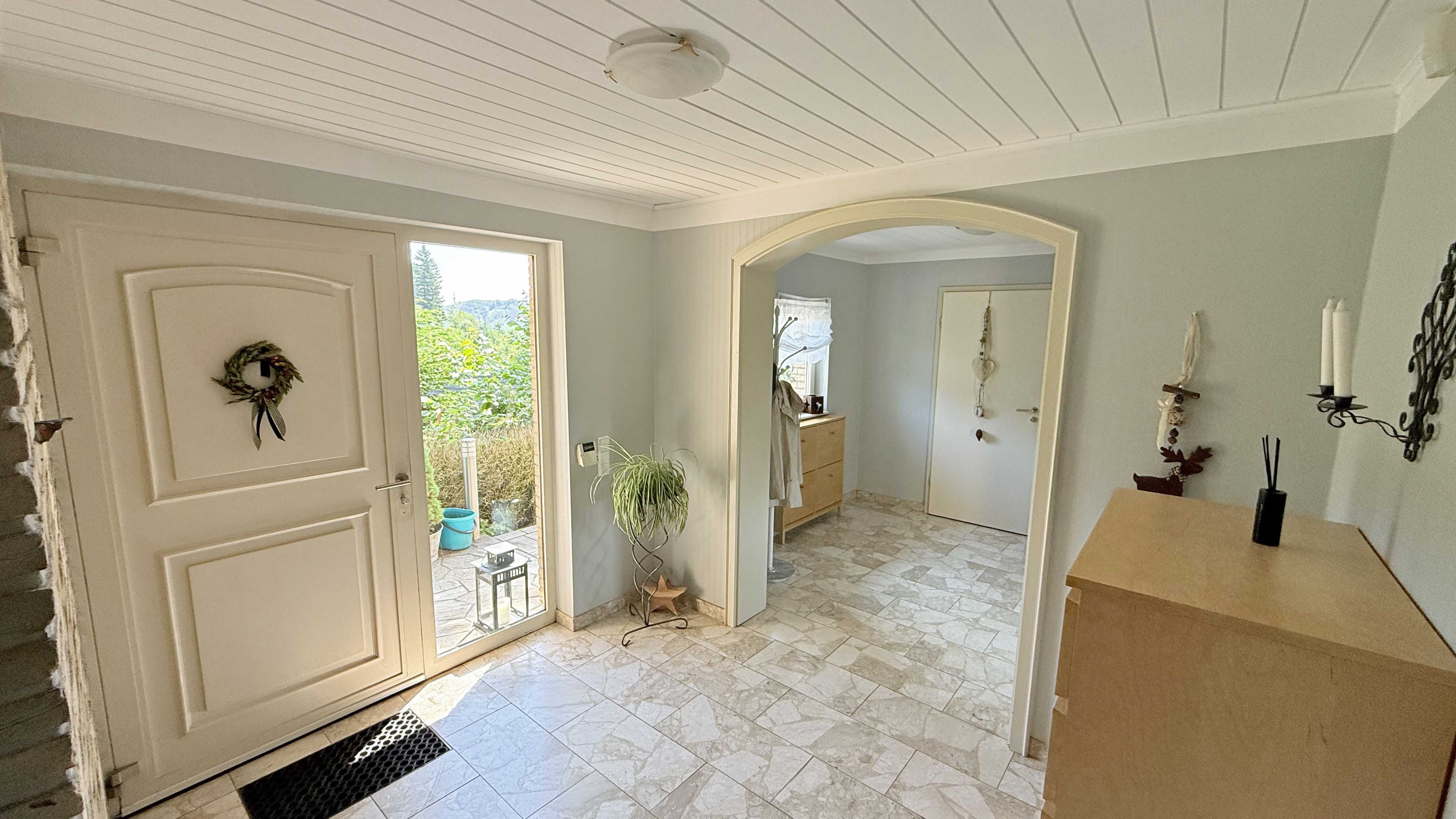 Morsbach-Herbertshagen: besondere Lage - besonderes Haus, Großzügige Eingangsdiele zur Hauptwohnung