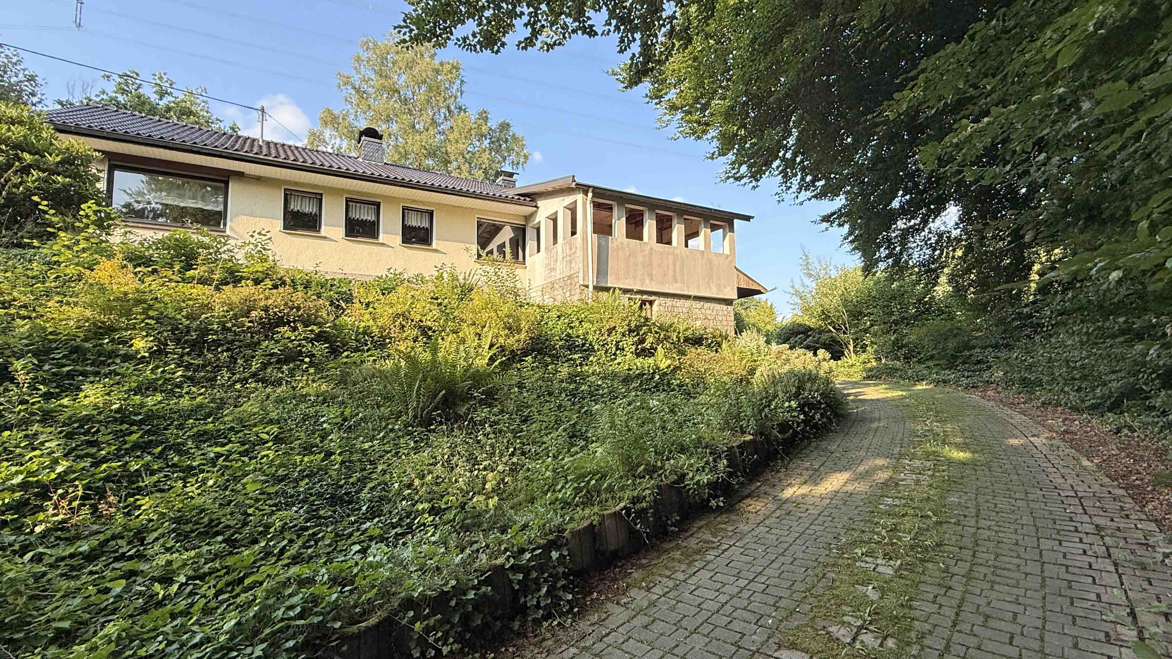 Morsbach-Springe: Landhaus auf 9.377 m² Wiesengrundstück, zum Haus führt eine private, lange Auffahrt