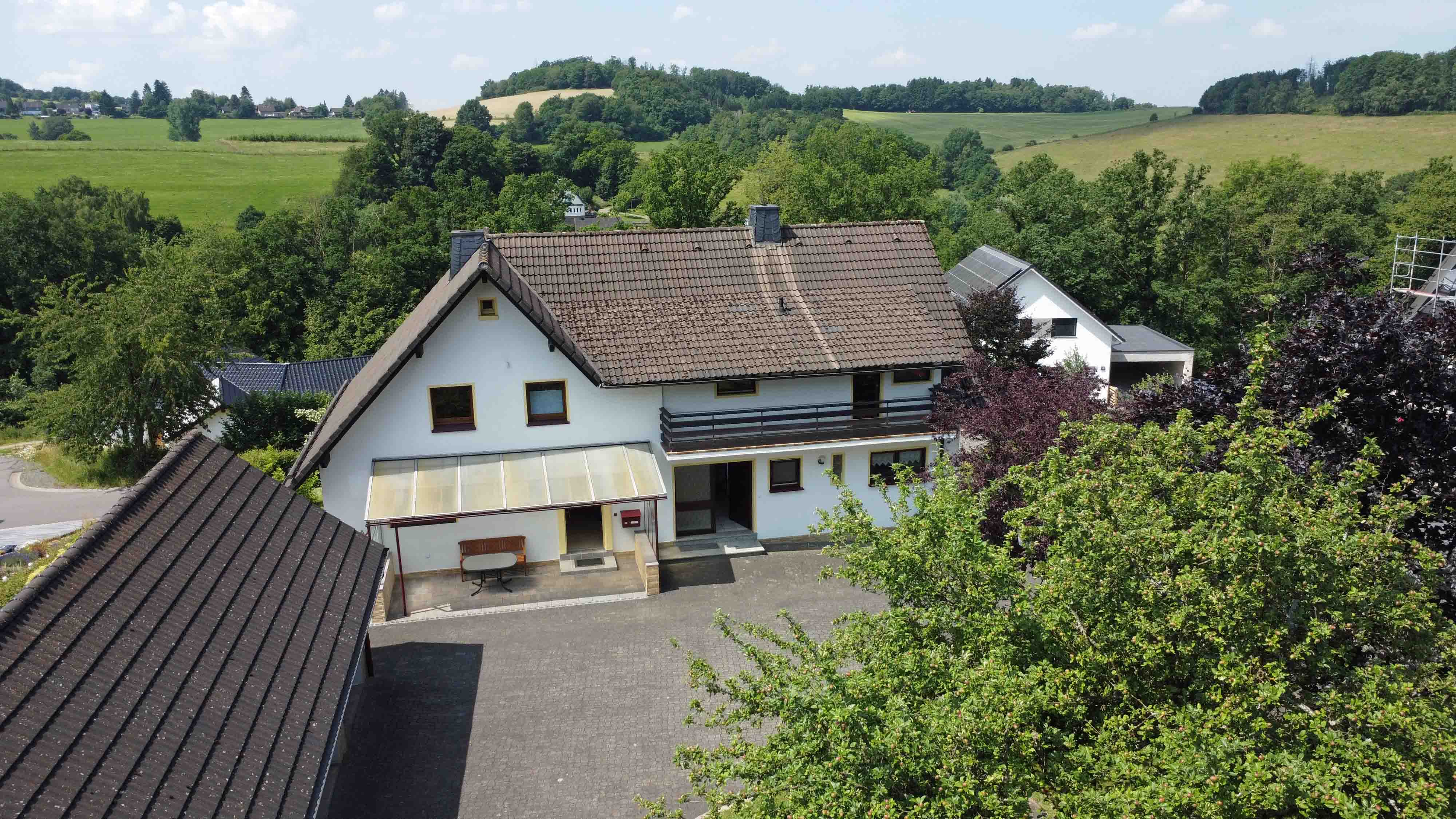 Reichshof-Denklingen: Perfekt für zwei Generationen, Rückseite: jedes Haus mit eigenem Eingang/Terrasse