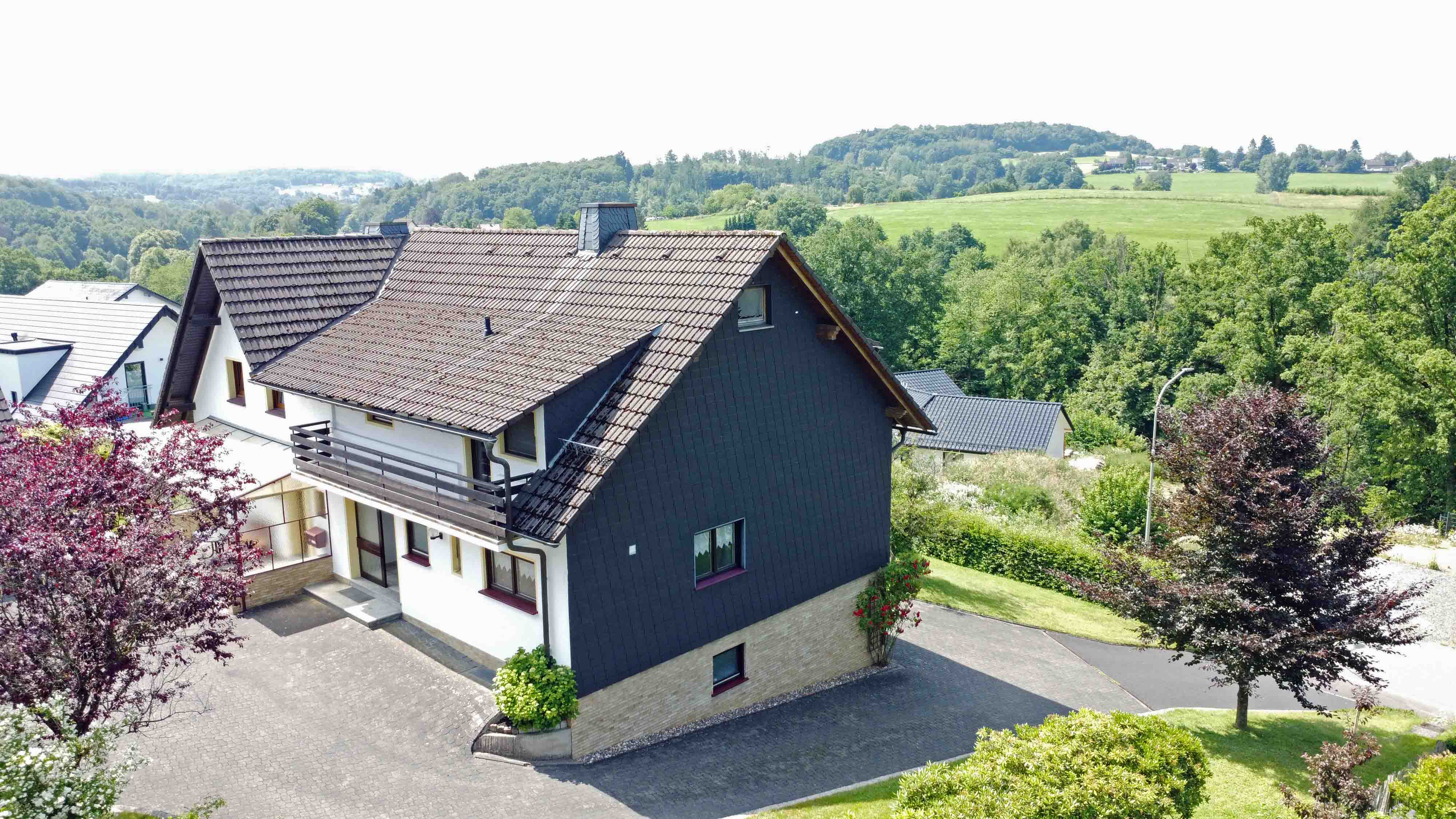 Reichshof-Denklingen: Perfekt für zwei Generationen, ländlich, ruhig gelegen, aber Supermarkt nur 300 m