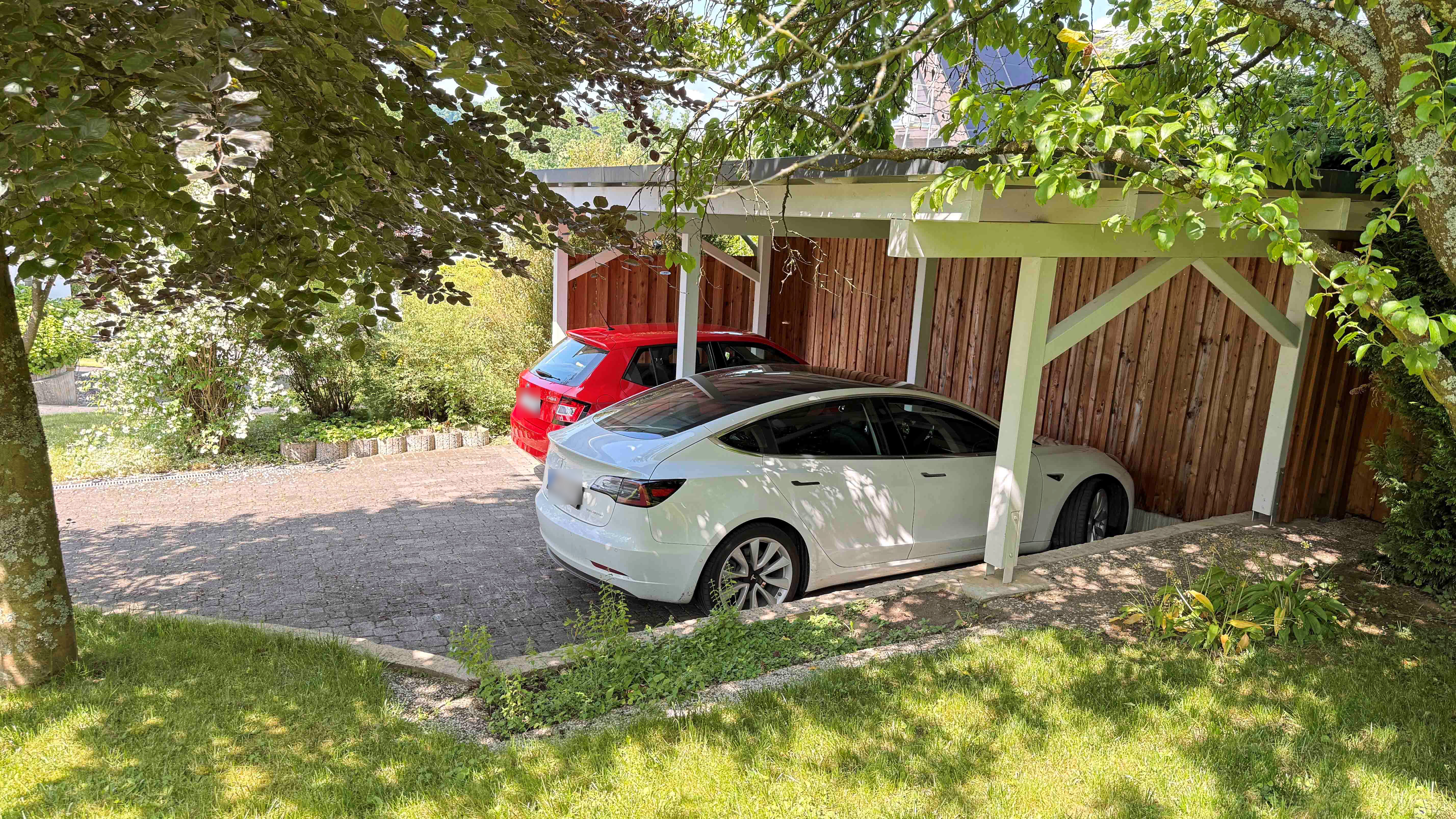 Reichshof-Denklingen: Perfekt für zwei Generationen, Doppelcarport 