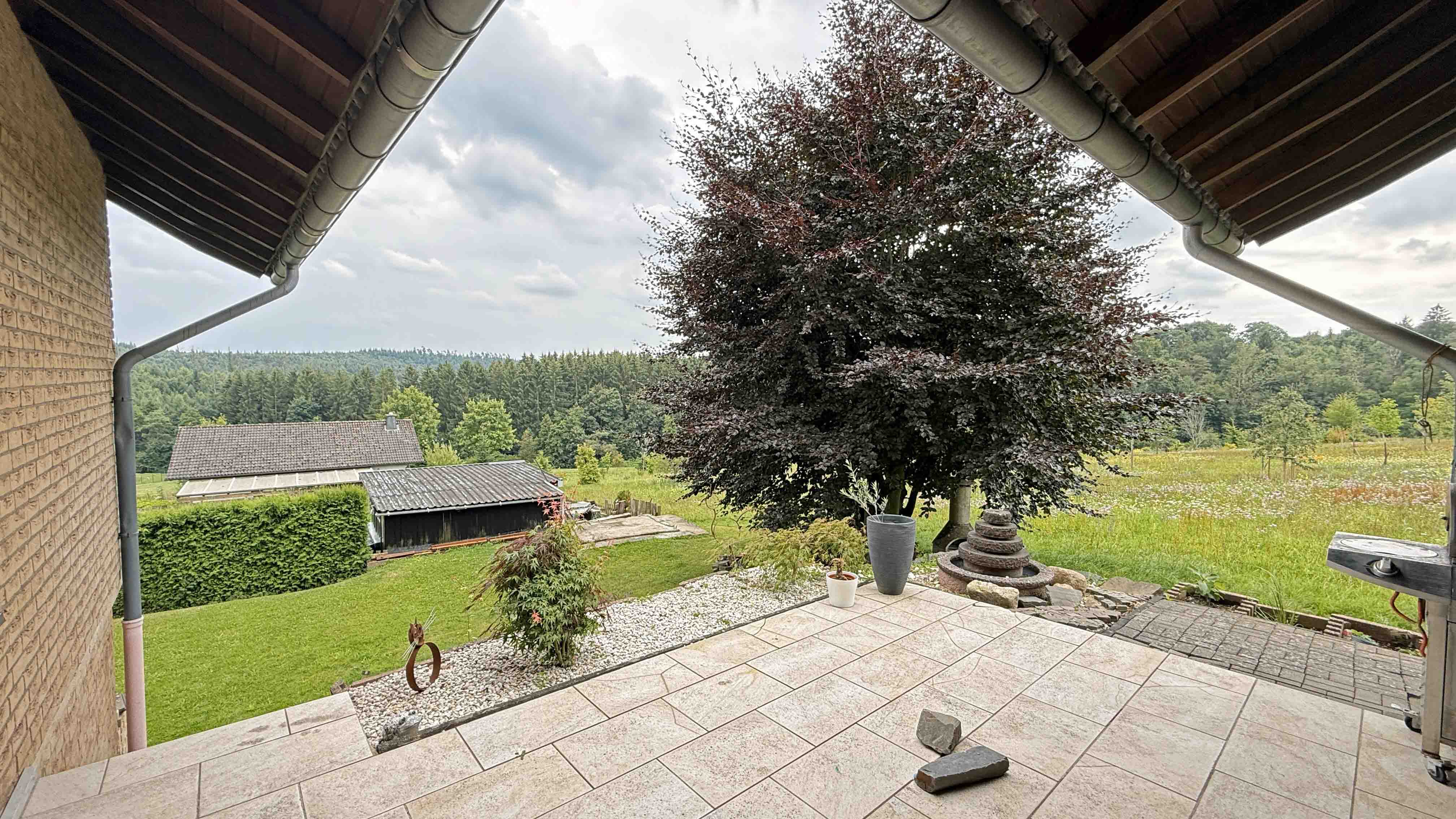 Morsbach-Alzen: Landhaus mit 3 Wohnungen und PV-Anlage, ...mit diesem Blick in die Natur