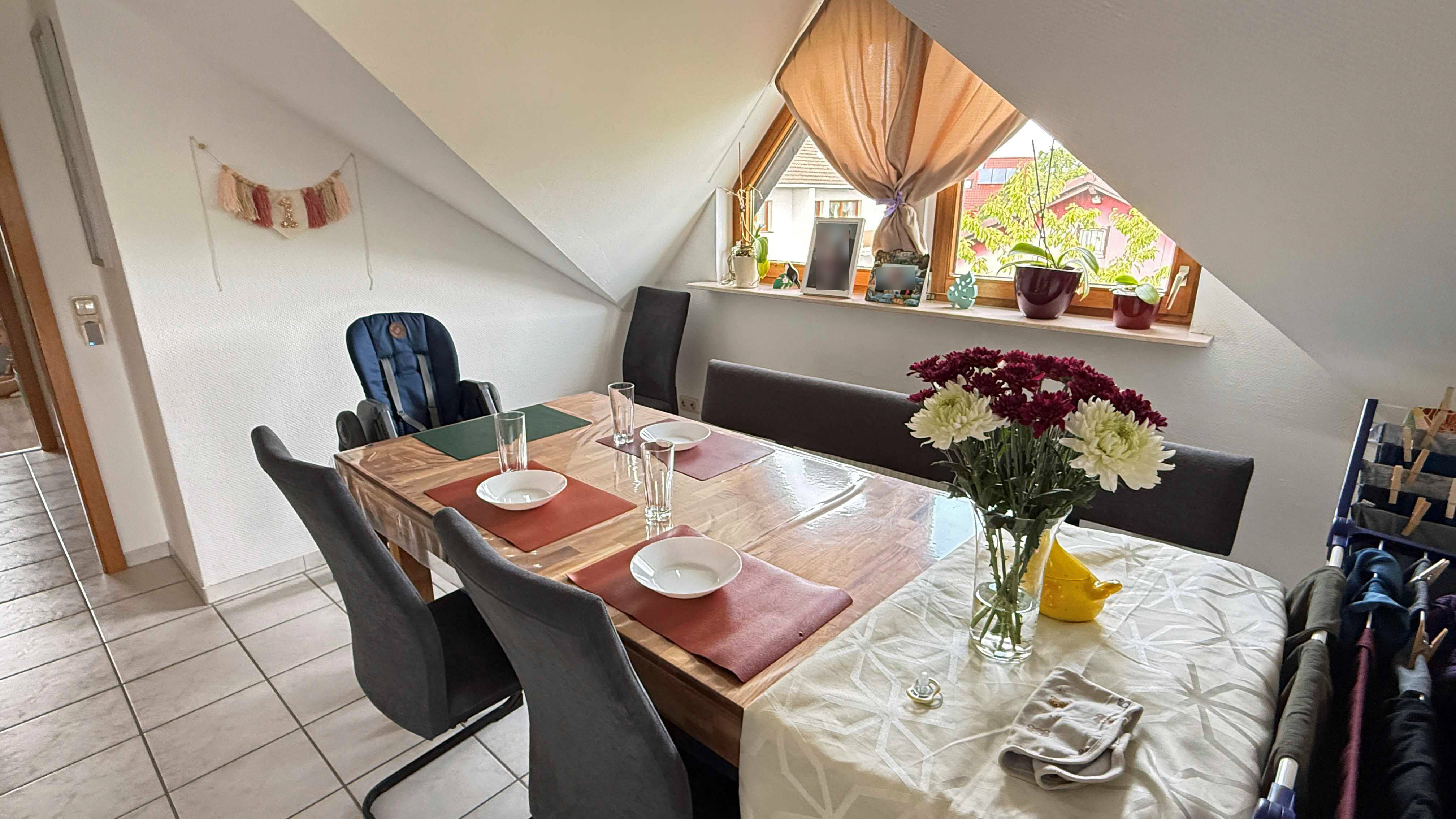 Morsbach-Alzen: Landhaus mit 3 Wohnungen und PV-Anlage, die Wohnung im DG hat insges. 5 Spitzgauben