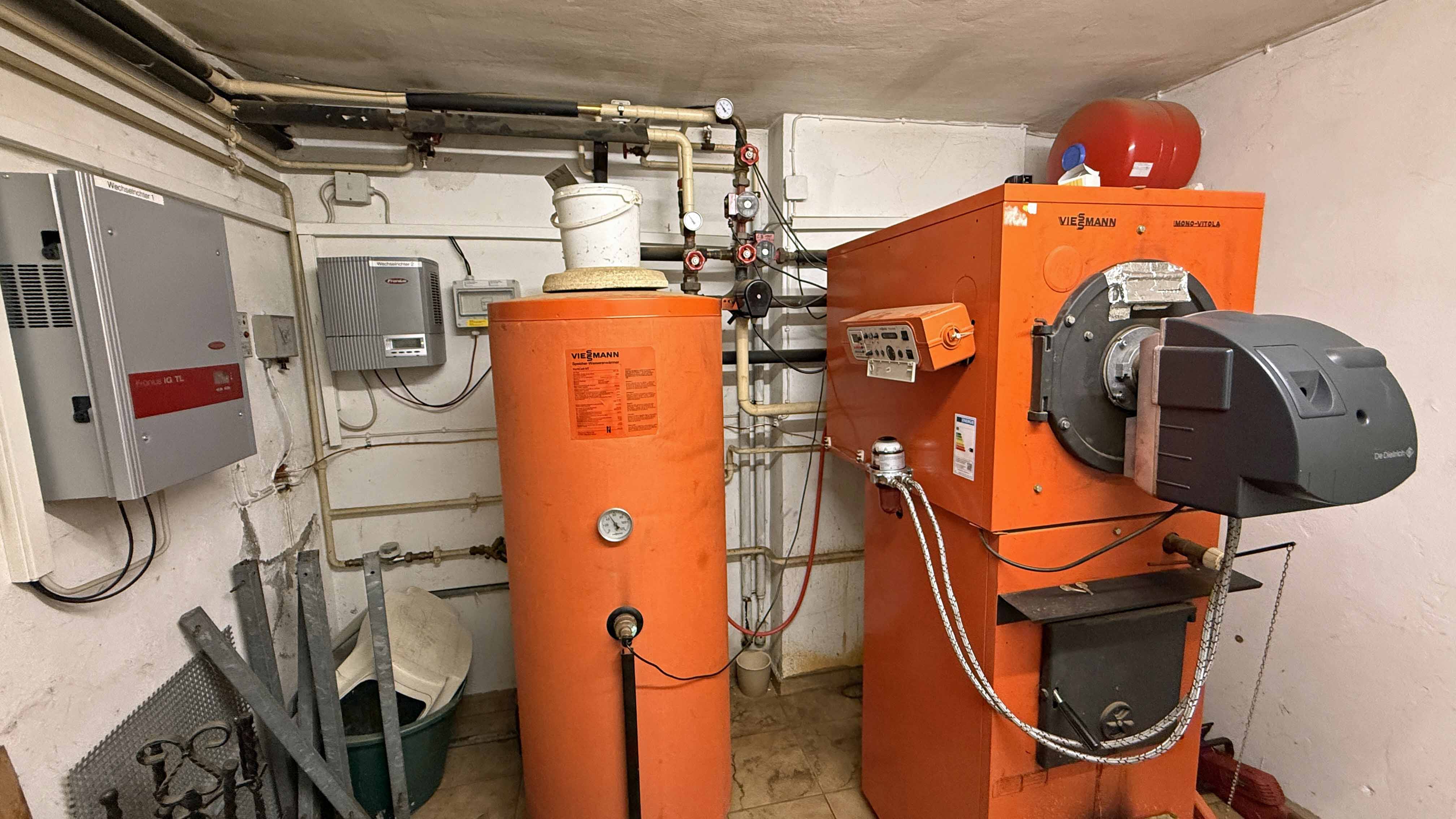 Morsbach-Alzen: Landhaus mit 3 Wohnungen und PV-Anlage, Öl- Zentralheizung, Bj. 1985 