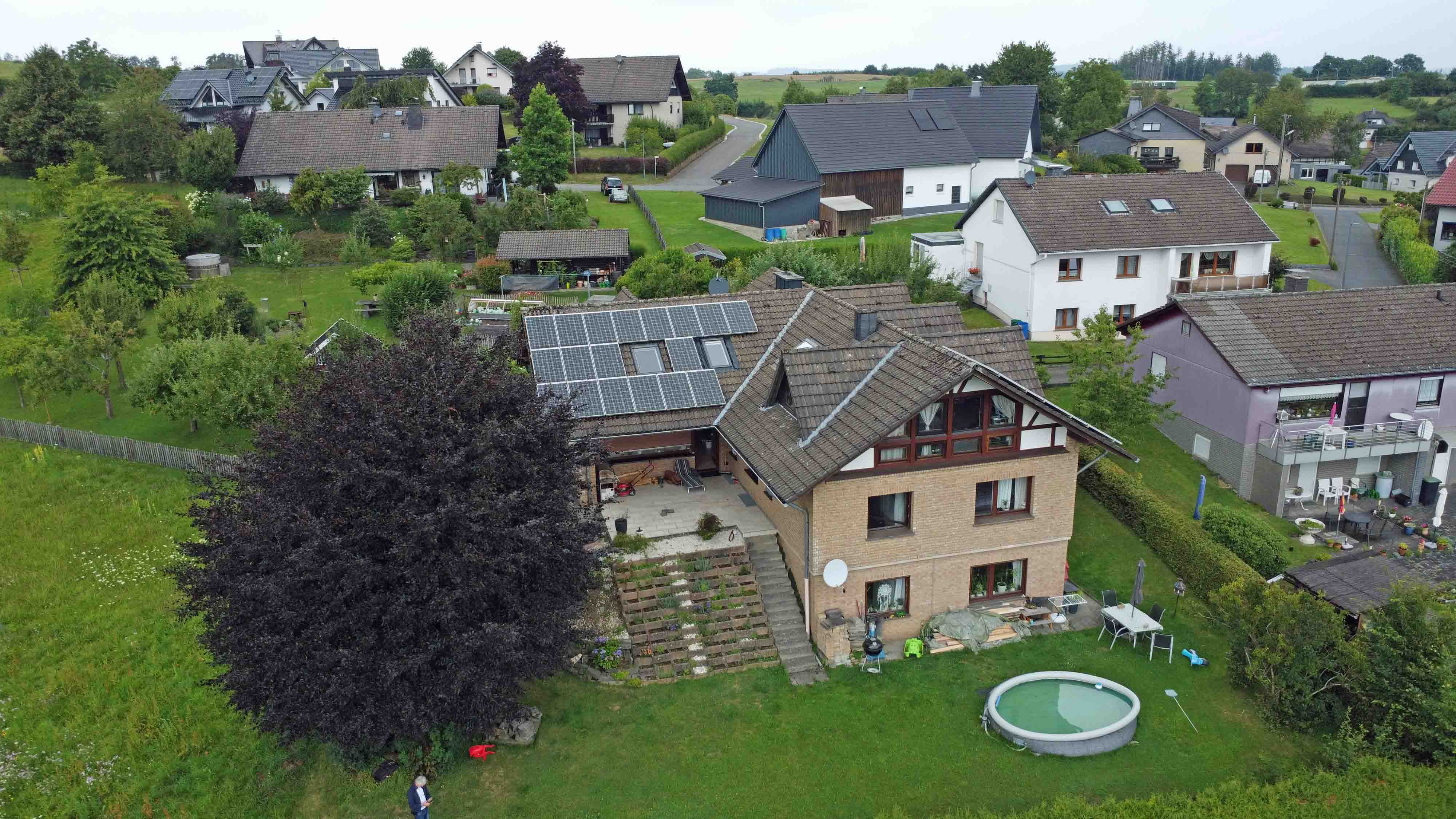 Morsbach-Alzen: Landhaus mit 3 Wohnungen und PV-Anlage, Hausrück-/ Garten-/ Südseite mit großer Terrasse