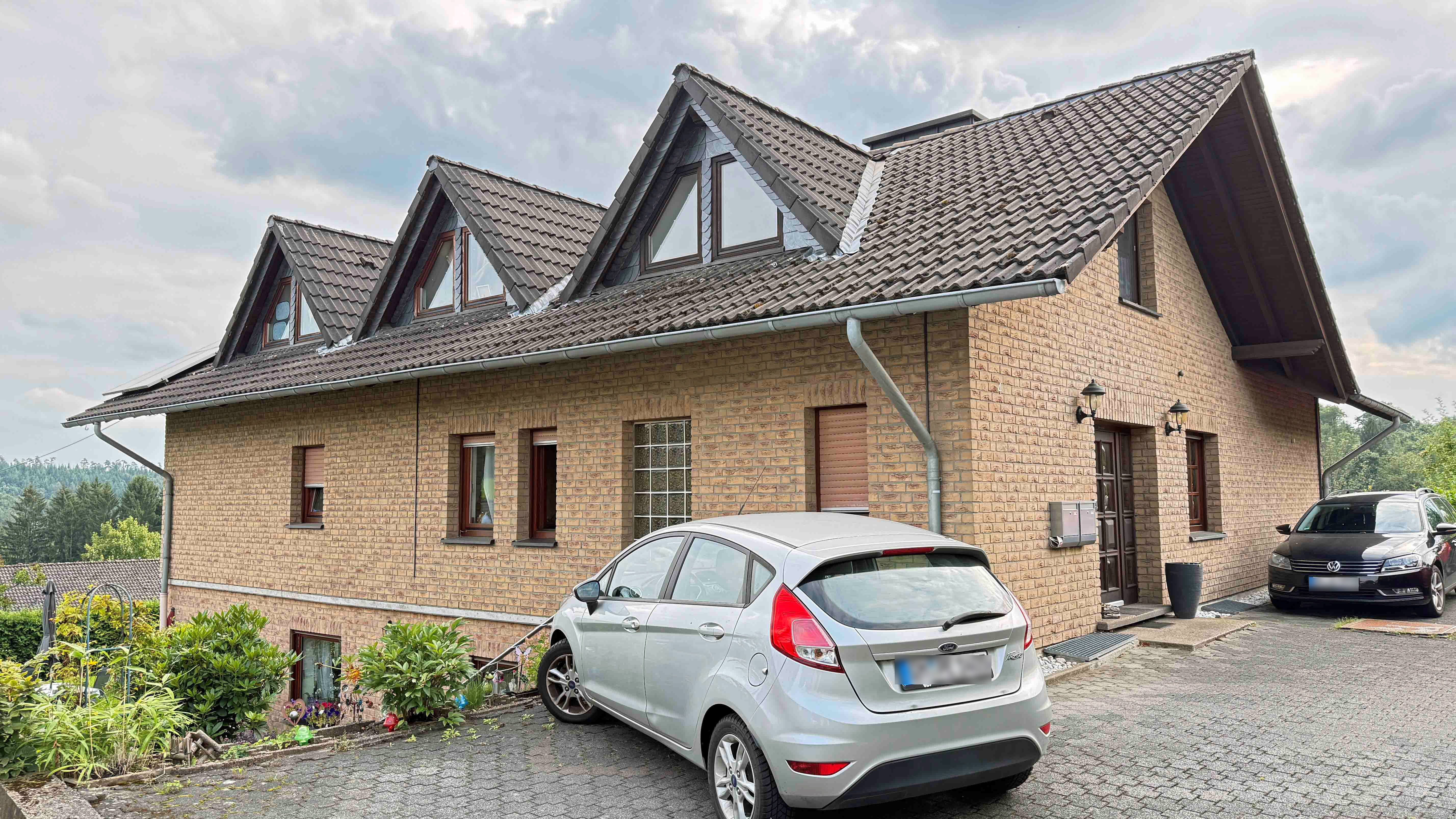 Morsbach-Alzen: Landhaus mit 3 Wohnungen und PV-Anlage, Parkplätze direkt vor der Haustür