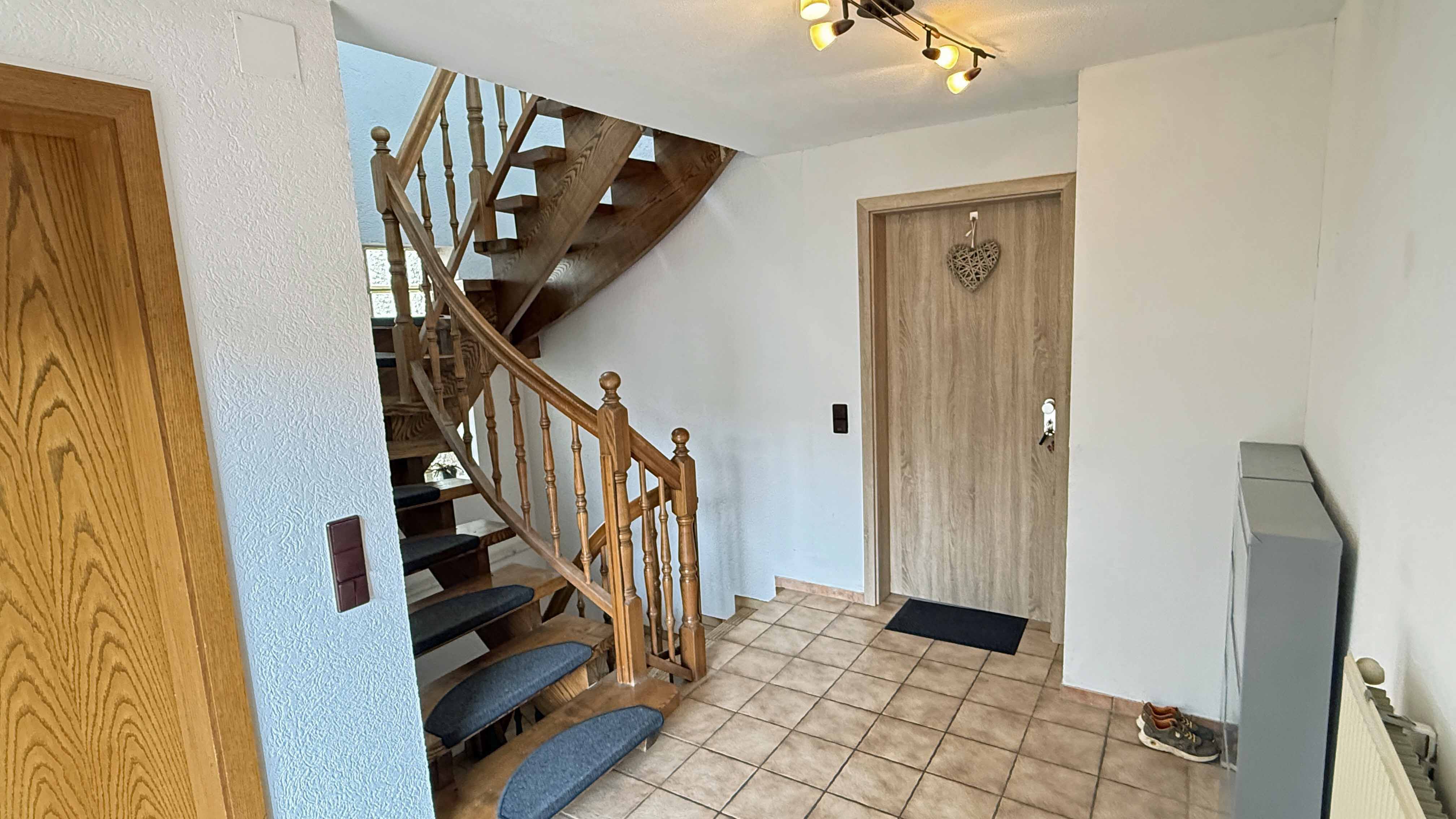 Morsbach-Alzen: Landhaus mit 3 Wohnungen und PV-Anlage, re: Eingang Wng EG 119 m²; Treppe z. Wng DG 110 m²