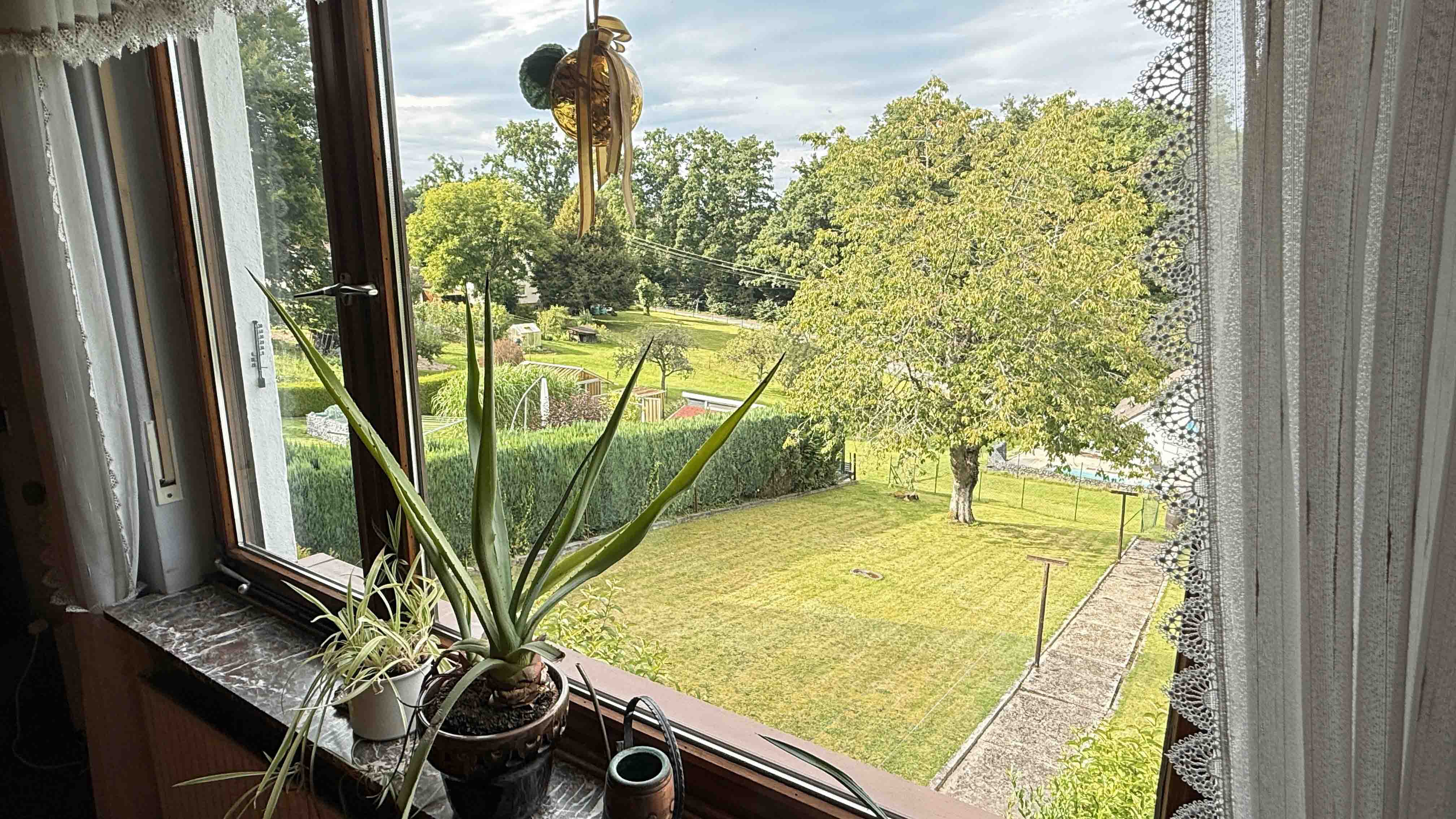 Wissen: EFH mit Dachterrasse, Garten und 2 Garagen, Holzfenster mit Doppelglas und Rollläden