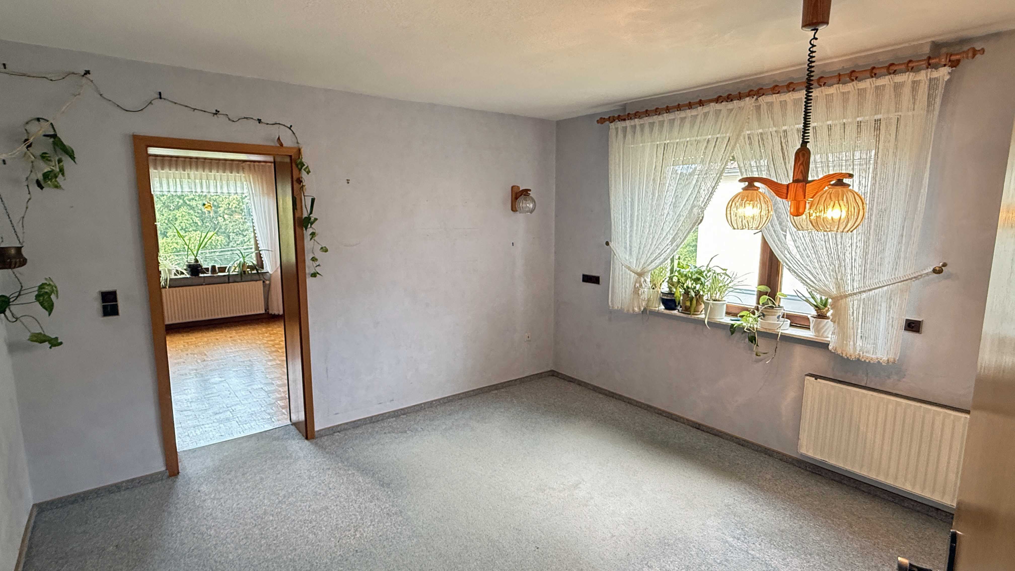 Wissen: EFH mit Dachterrasse, Garten und 2 Garagen, Essdiele (14,3 m²) als Übergang zum...