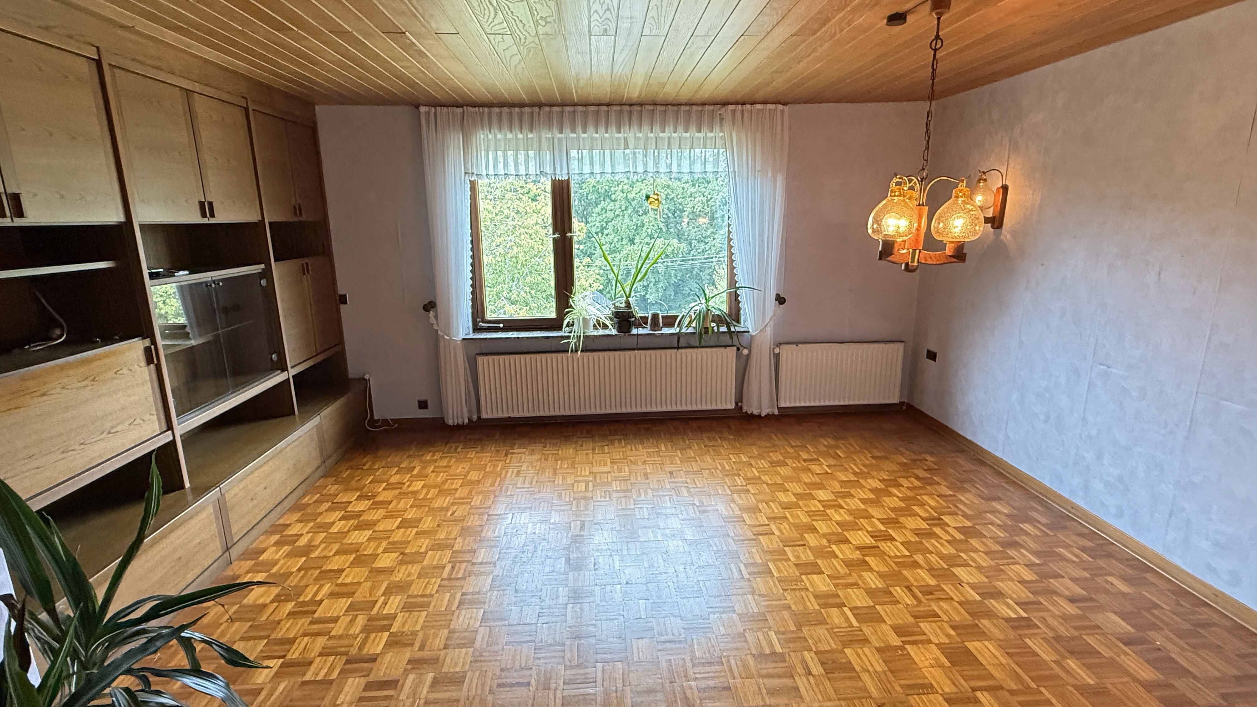 Wissen: EFH mit Dachterrasse, Garten und 2 Garagen, ...Wohnzimmer (21,4 m² ) im Anbau