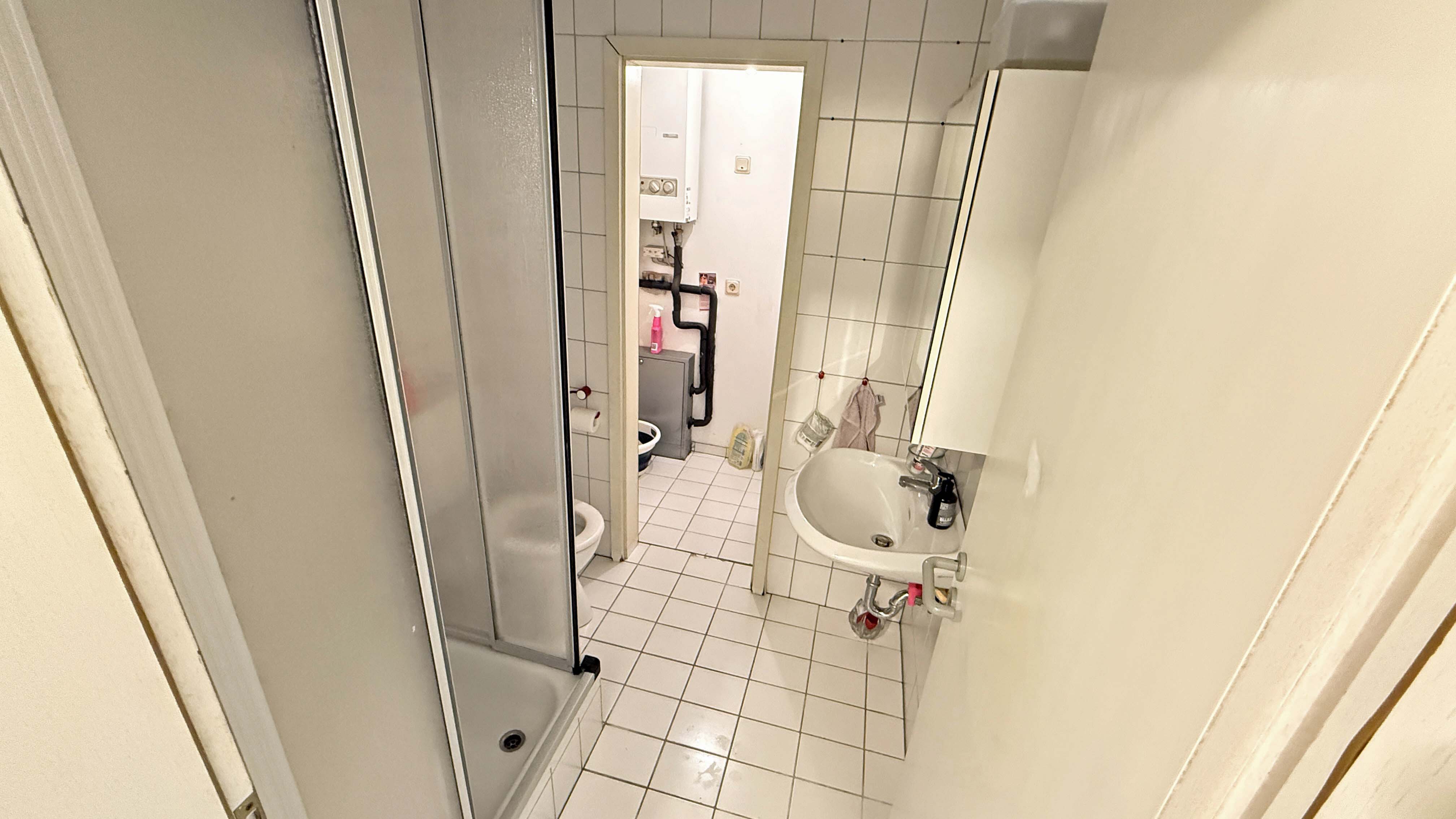 Verkauft - Waldbröl: Apartment mit Terrasse zentral und ruhig gelegen, Duschbad mit Heiz-/ Waschraum dahinter