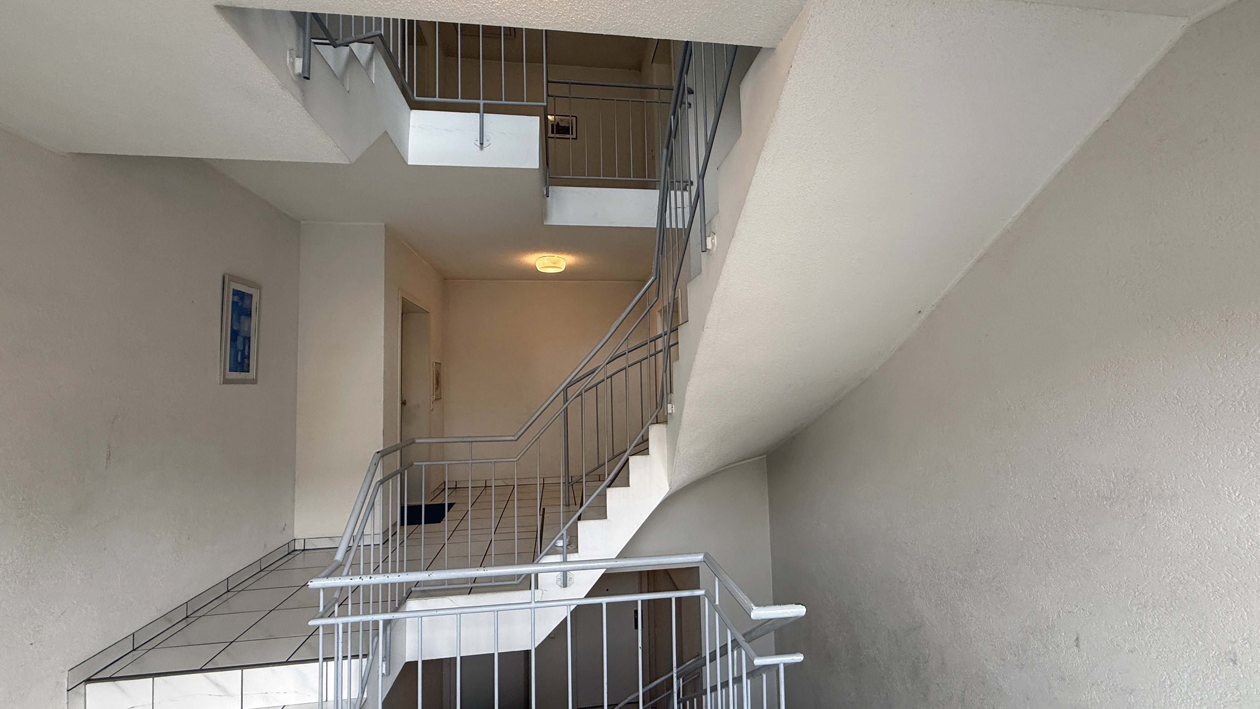 Verkauft - Waldbröl: Apartment mit Terrasse zentral und ruhig gelegen, Blick in die Haustür/ins Treppenhaus