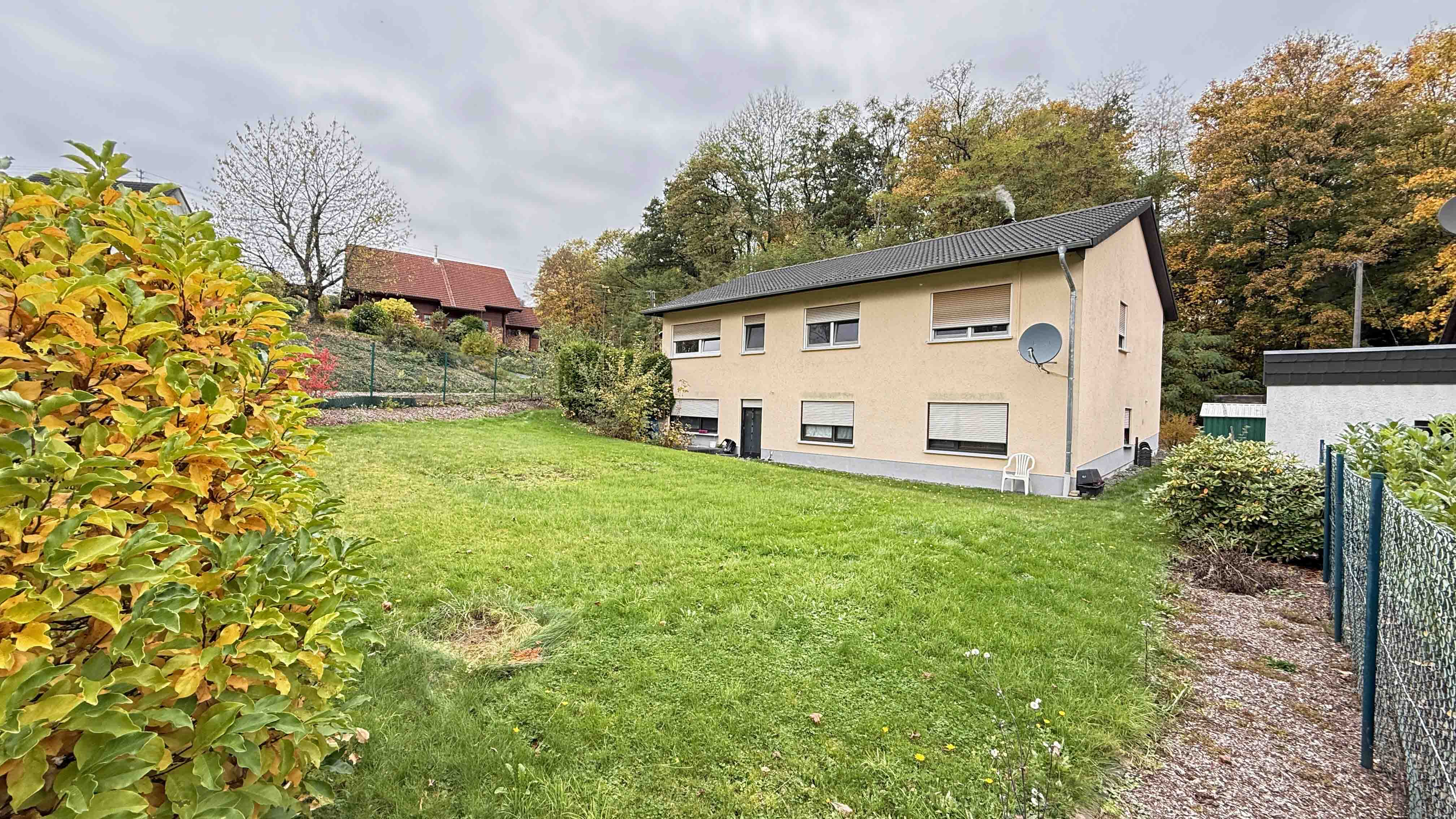 Morsbach-Bitze: EFH mit ELW / preiswert und gut, 705 m² hundegerecht eingezäuntes Wiesengrundstück