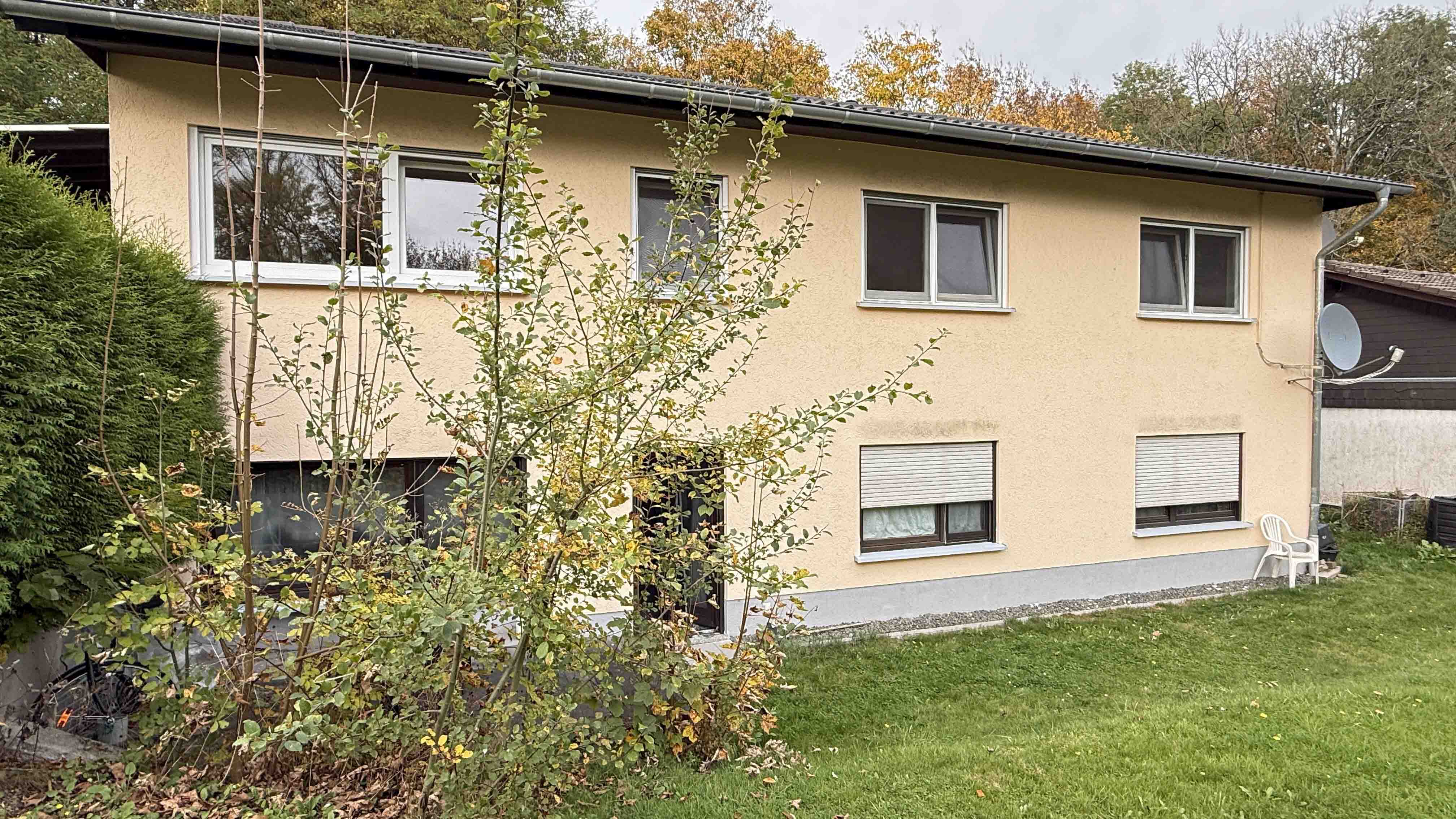 Morsbach-Bitze: EFH mit ELW / preiswert und gut, Hausrückseite mit großen Fenstern und...