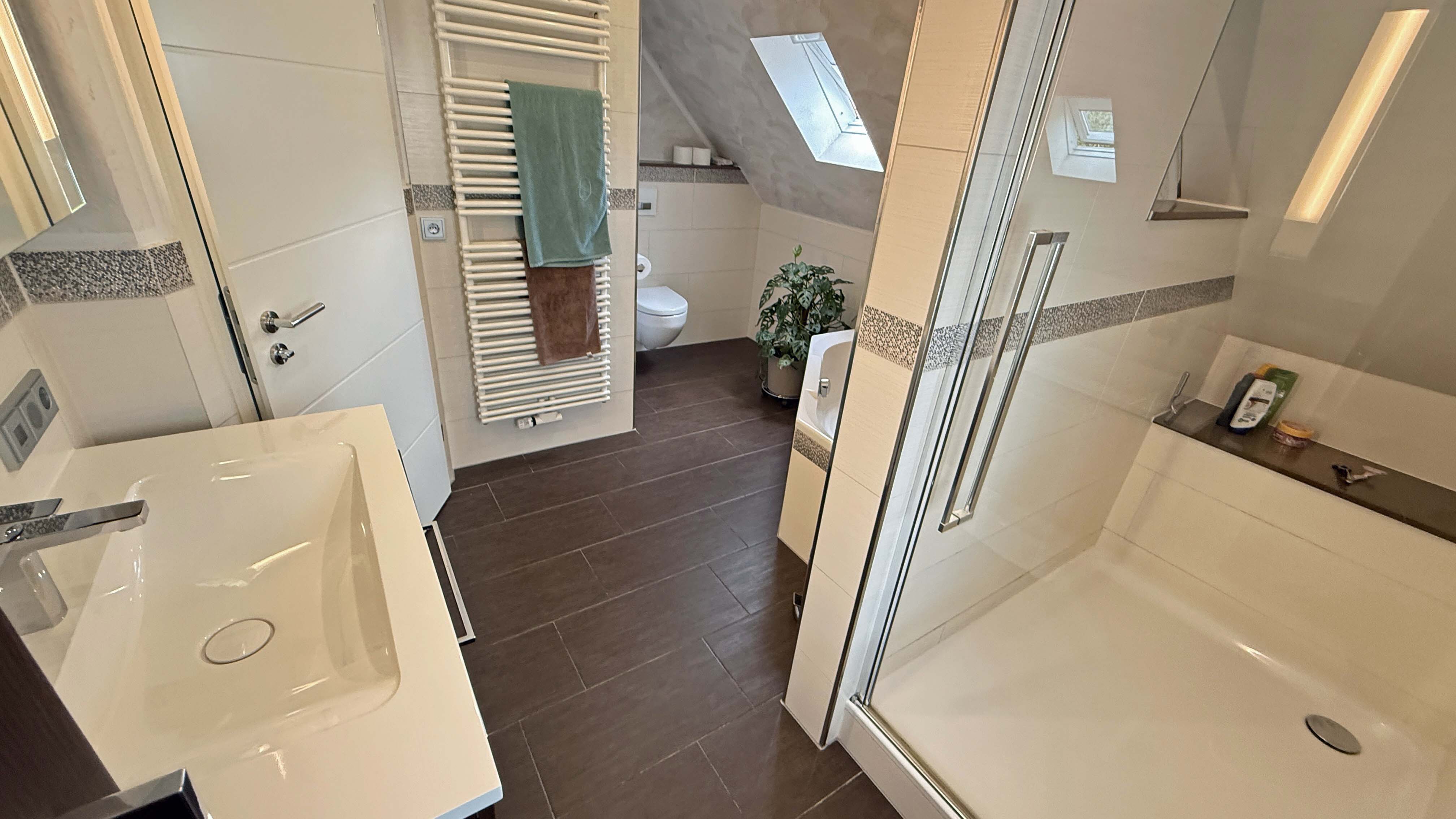 Morsbach: Gepflegtes, großes EFH mit ELW, modernes Familienbad im DG