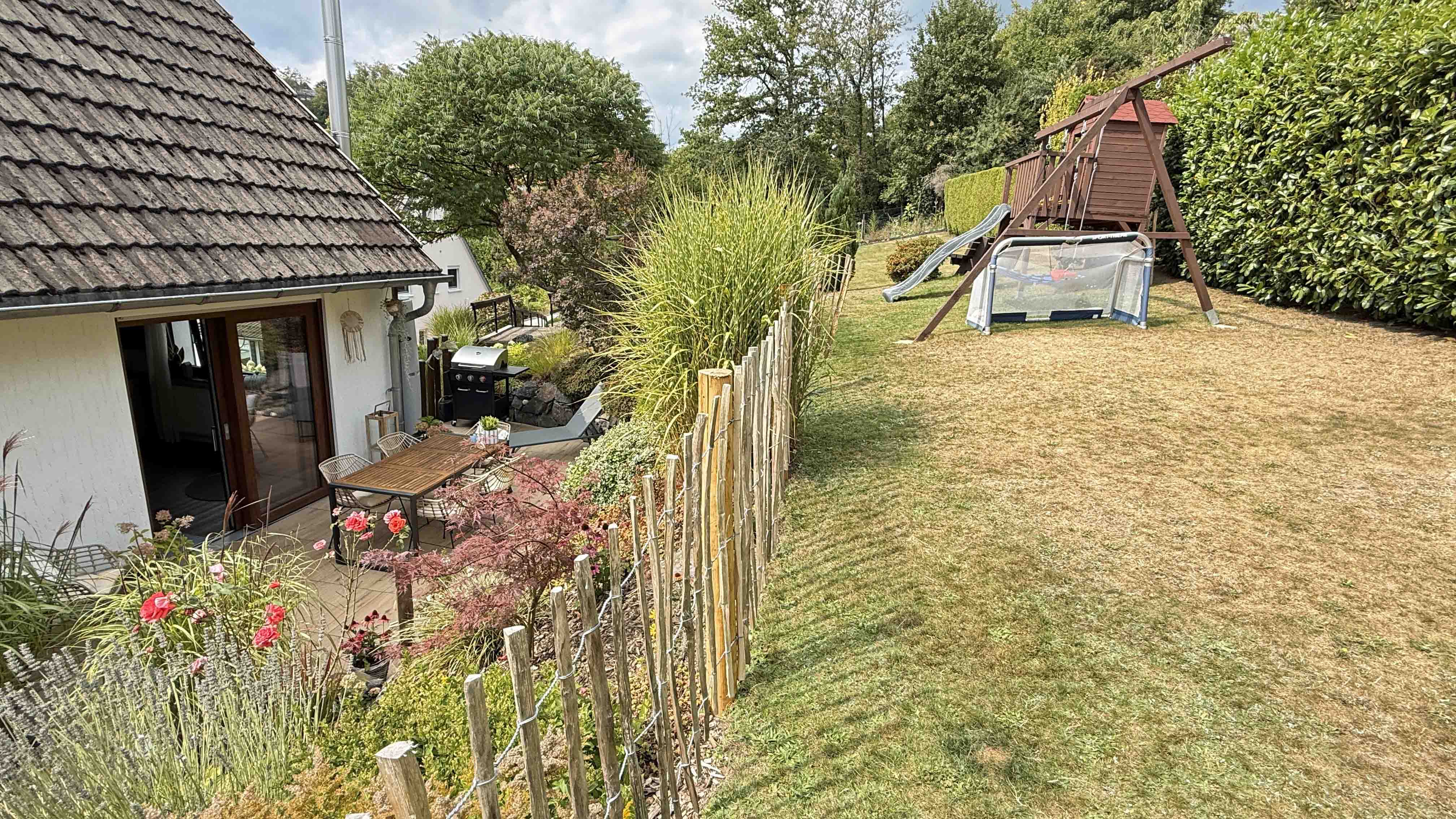 Morsbach: Gepflegtes, großes EFH mit ELW, Spielwiese hinter dem Haus