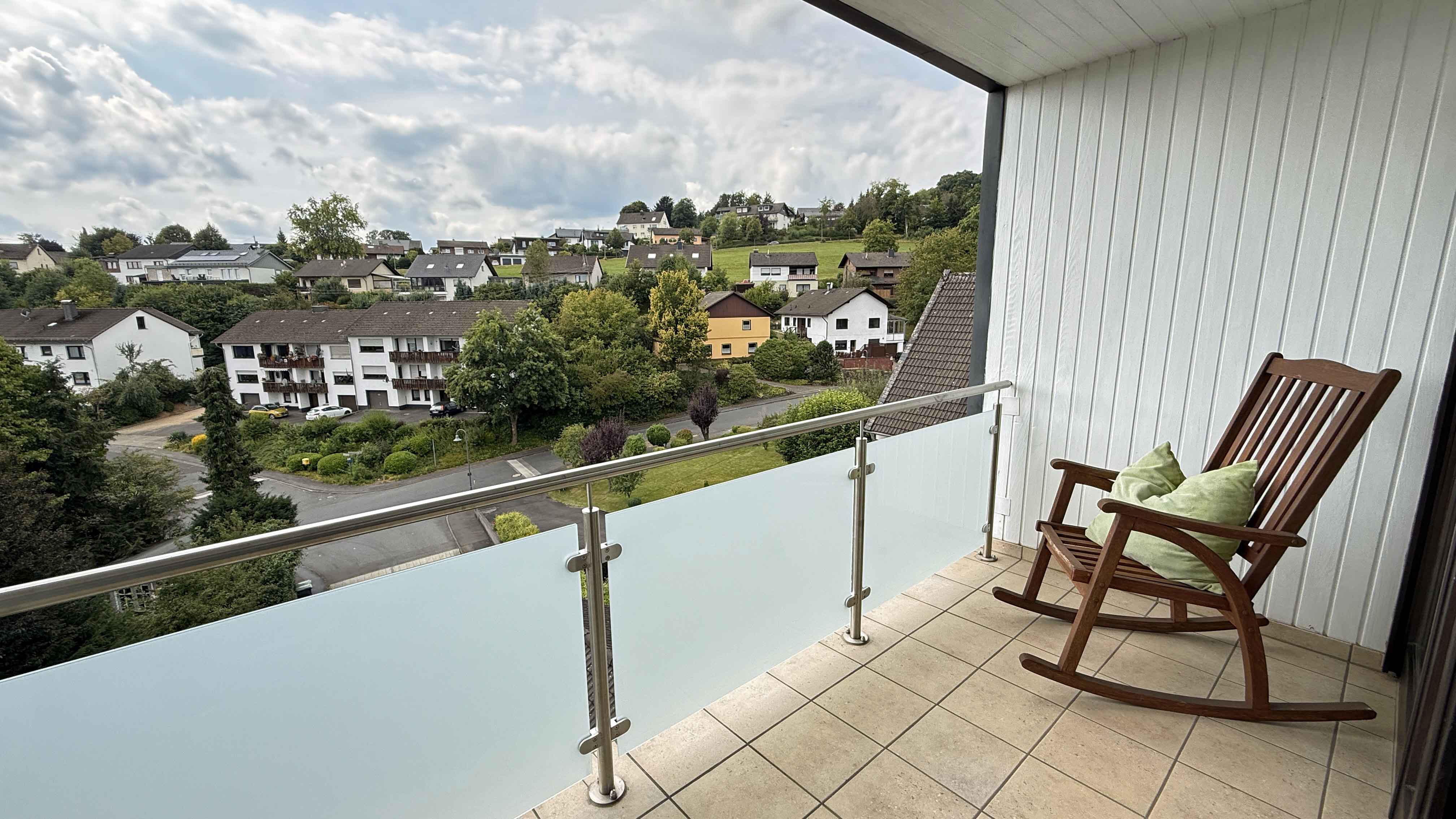Morsbach: Gepflegtes, großes EFH mit ELW, ...herrlicher Loggia mit Blick auf Morsbach