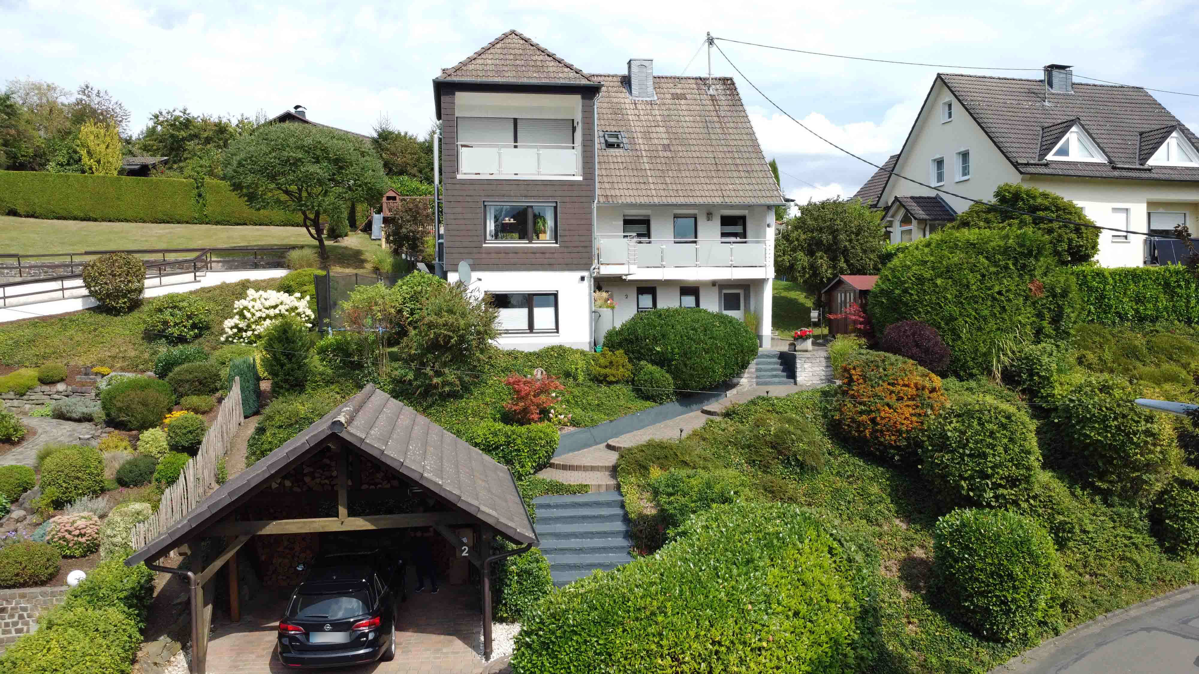 Morsbach: Gepflegtes, großes EFH mit ELW, Frontseite mit Doppelcarport und Treppenaufgang