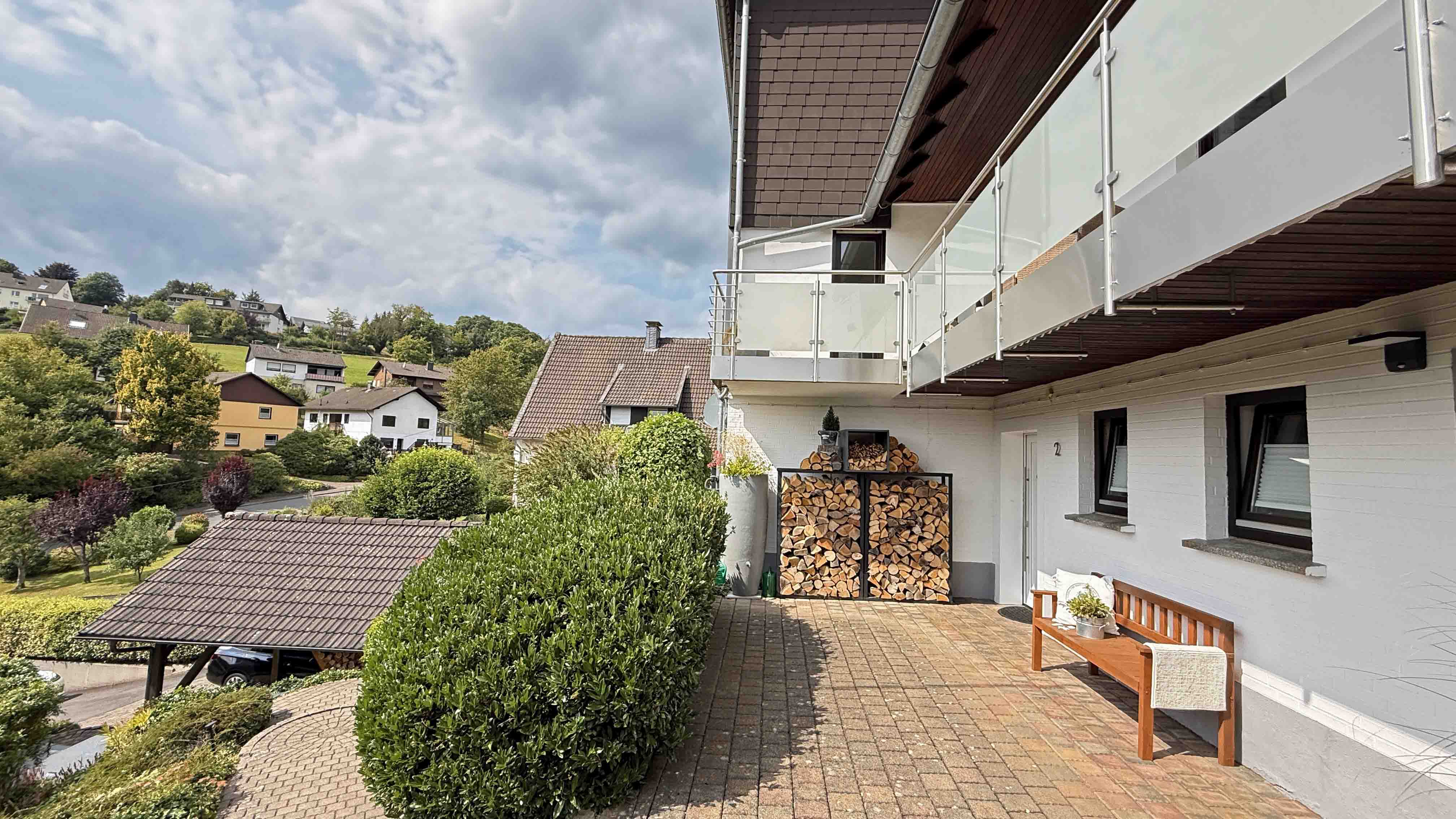Morsbach: Gepflegtes, großes EFH mit ELW, Eingangsbereich/Terrasse Einliegerwohnung